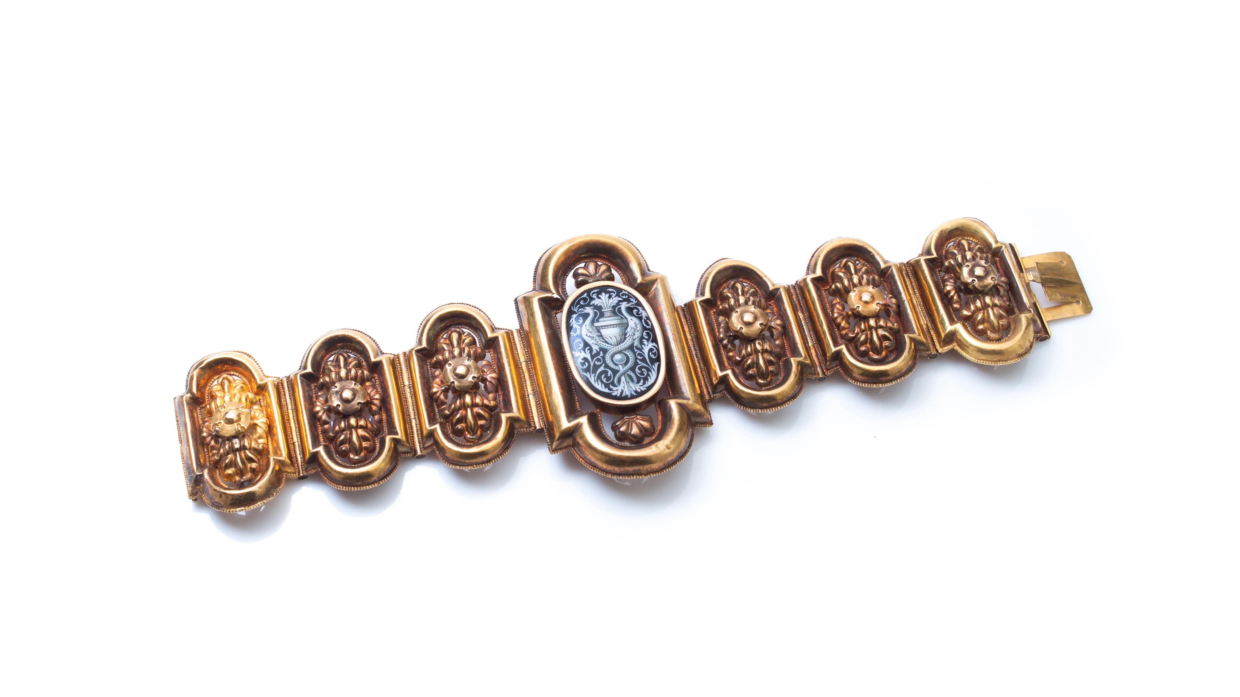 Antique 19th Century 18 Karat Gold Bracelet, Depicting Cornucopia For Sale 3