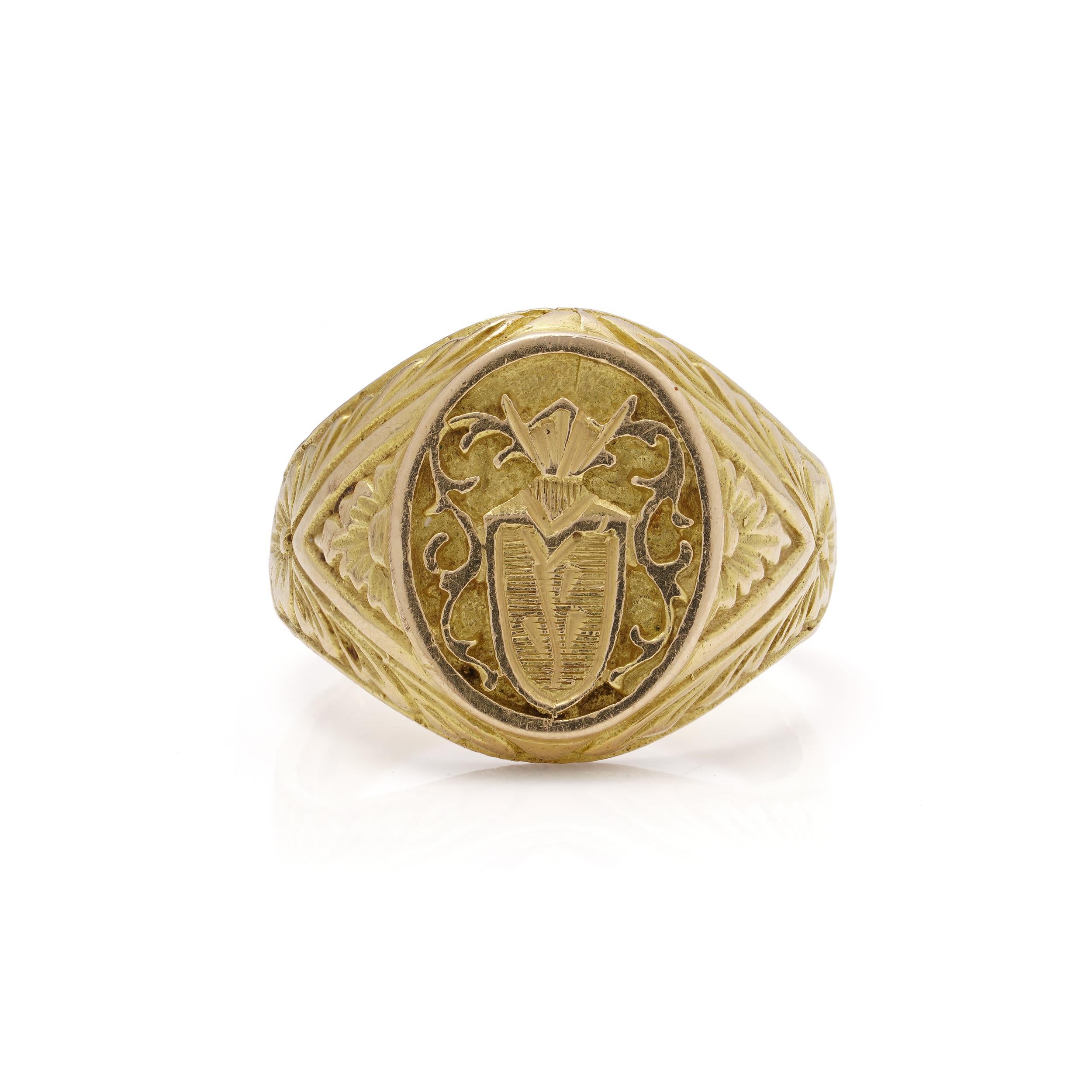 Antico anello con sigillo in oro 18kt del 19° secolo con stemma

Questo imponente anello con sigillo antico è realizzato in oro giallo 18 carati e risale al XIX secolo. Con un peso di 14,3 grammi, presenta un intricato stemma inciso al centro,
