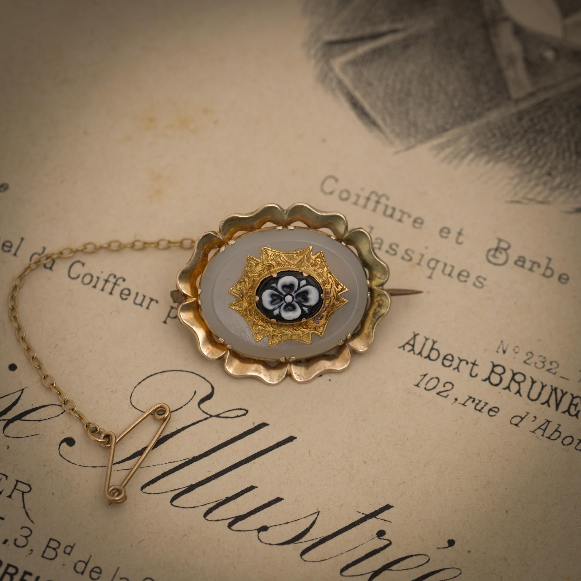 Victorien Ancienne broche de deuil en or 9kt du 19e siècle avec calcédoine et agate en vente