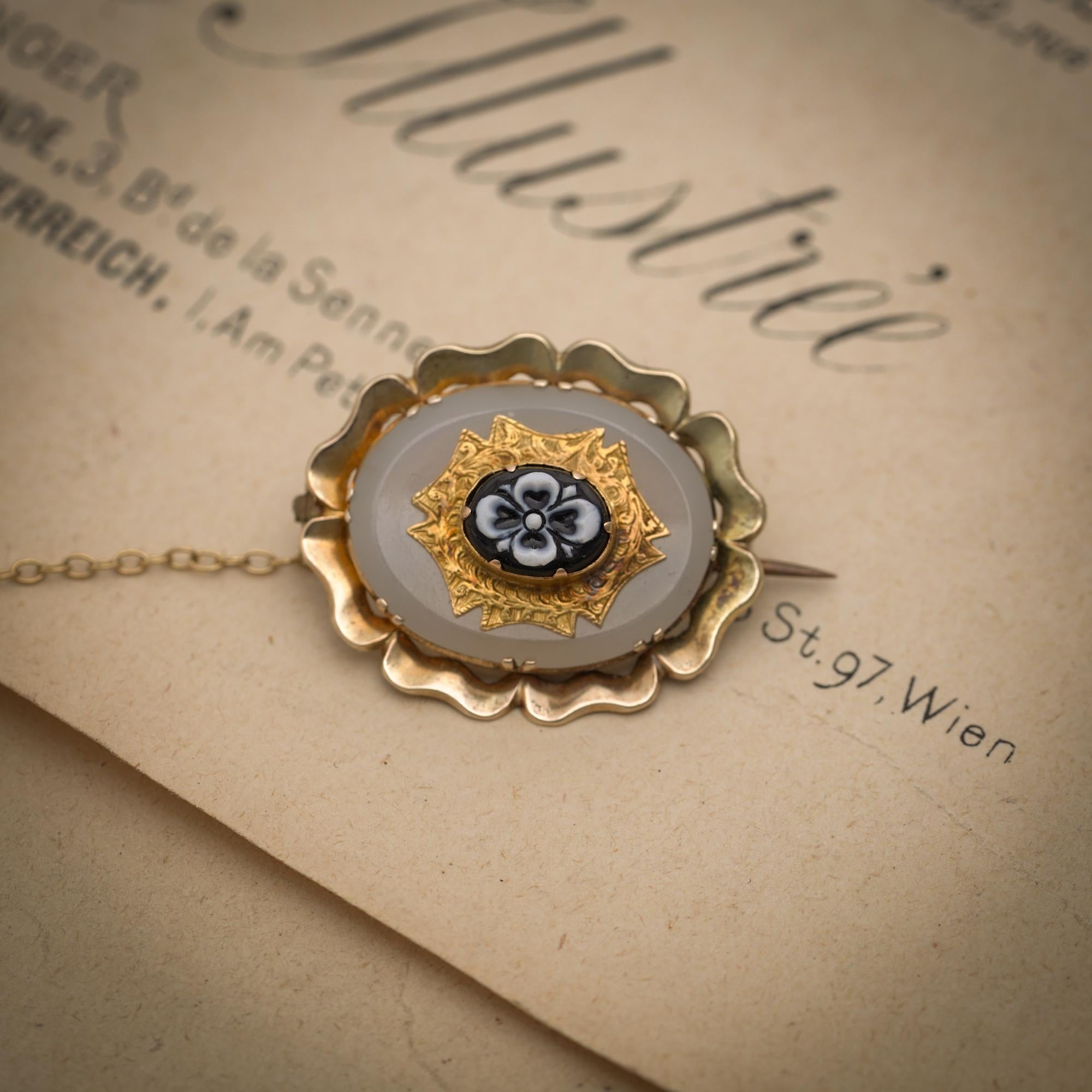 Taille cabochon Ancienne broche de deuil en or 9kt du 19e siècle avec calcédoine et agate en vente