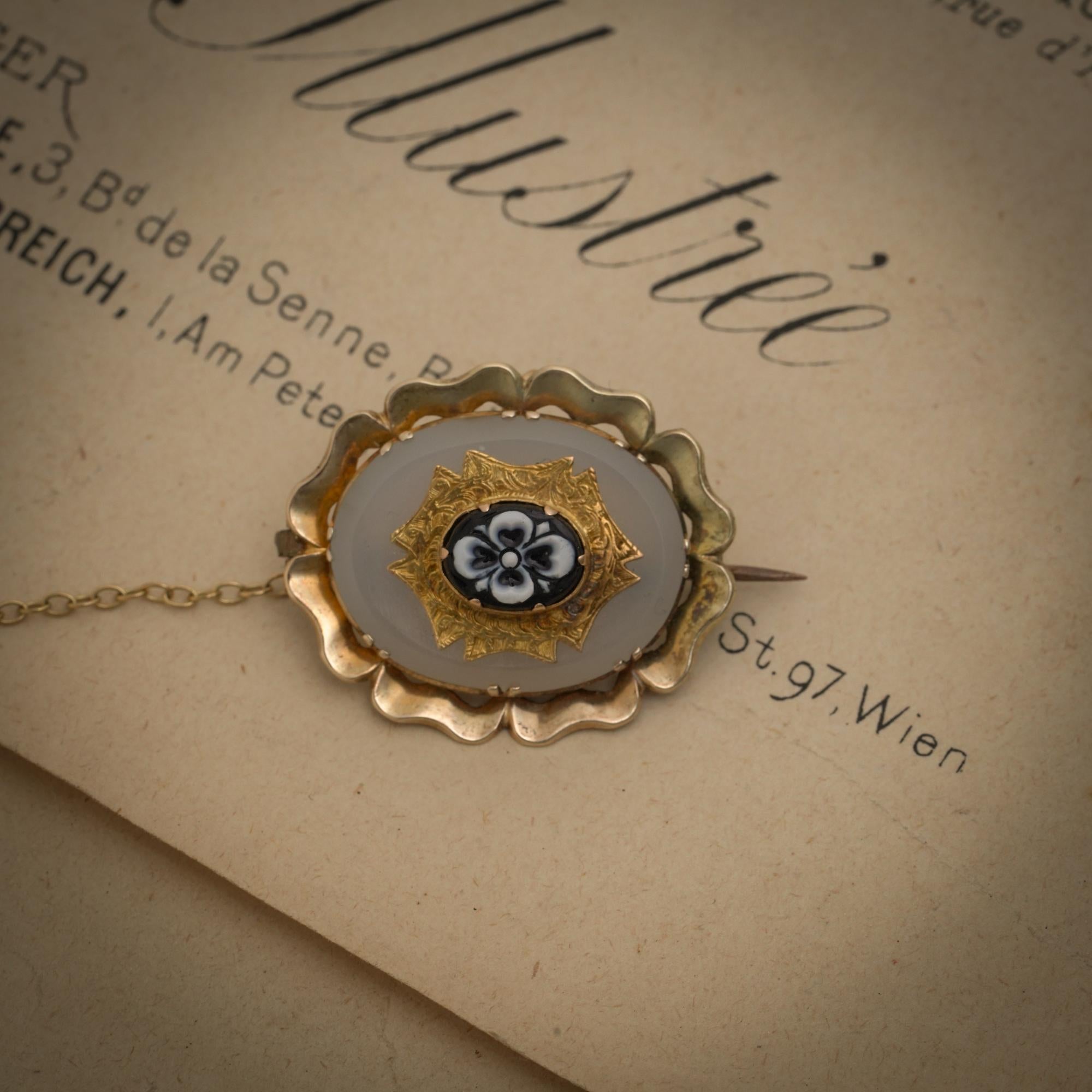 Ancienne broche de deuil en or 9kt du 19e siècle avec calcédoine et agate Pour femmes en vente