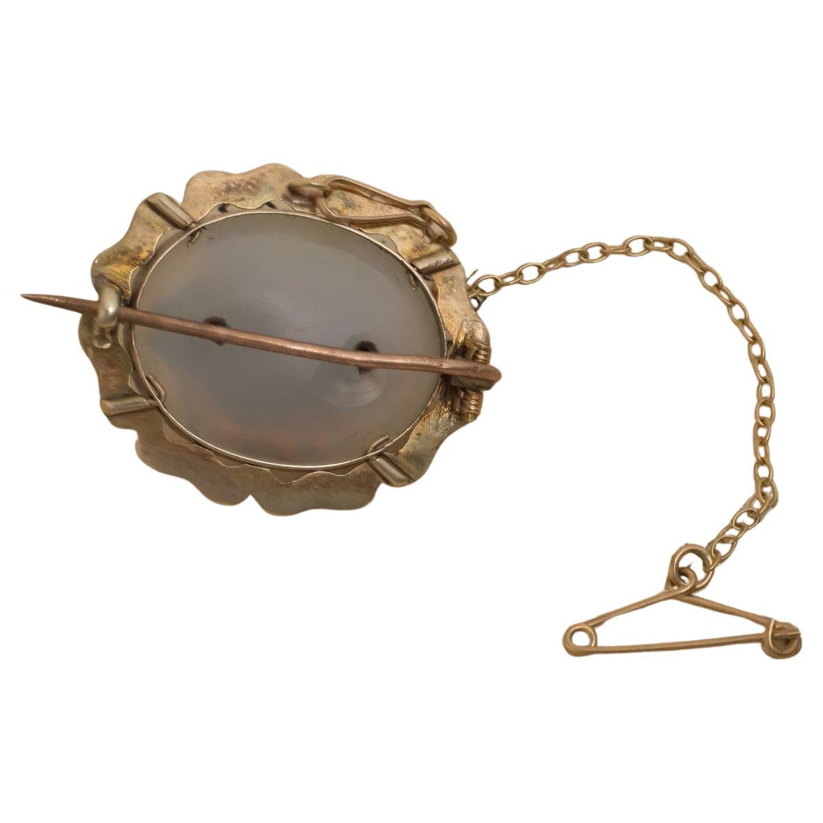 Ancienne broche de deuil en or 9kt du 19e siècle avec calcédoine et agate en vente 1