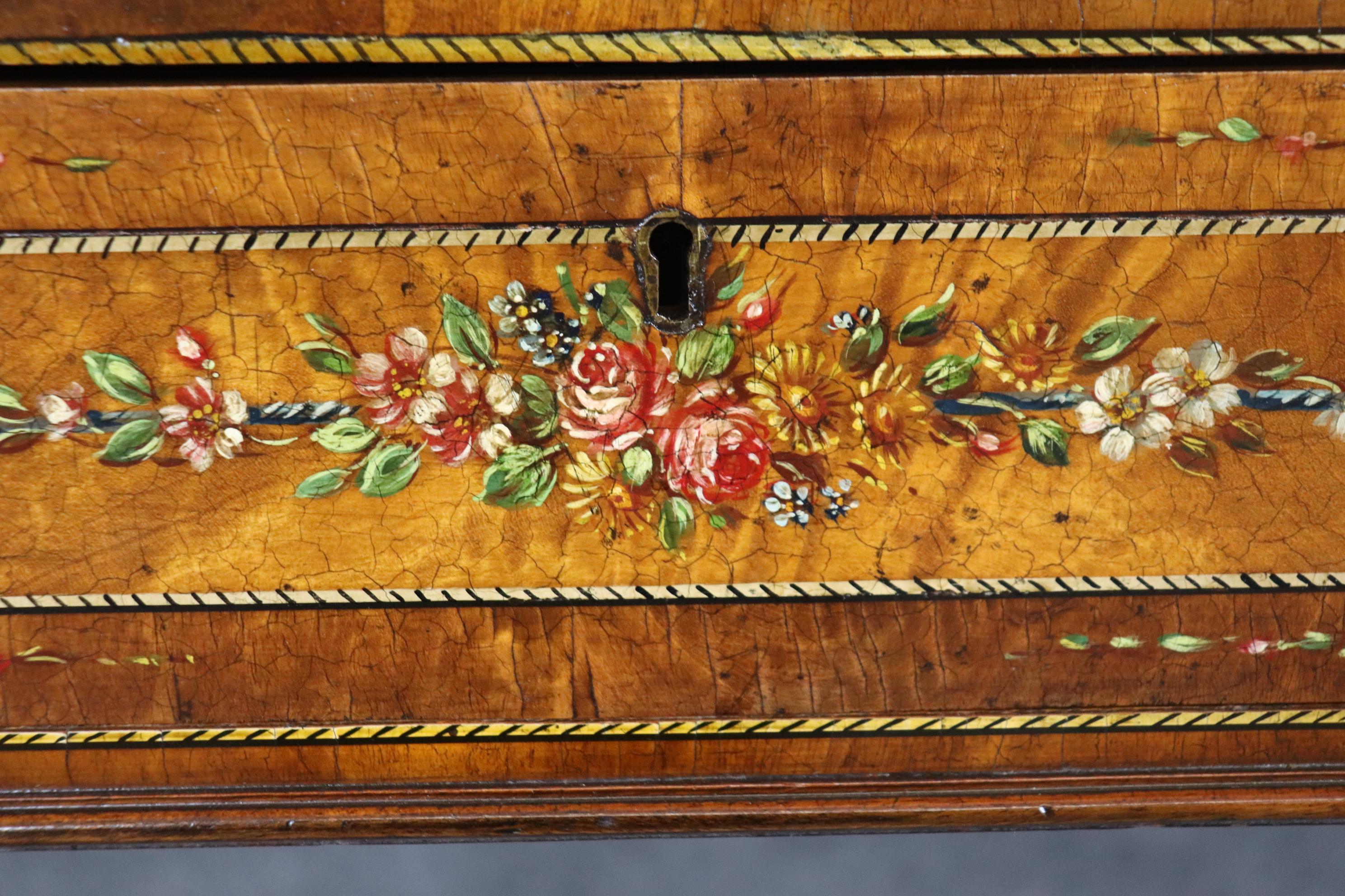 Antike 19. Jahrhundert Adams Stil Farbe dekoriert Vitrine China Kabinett (Messing) im Angebot