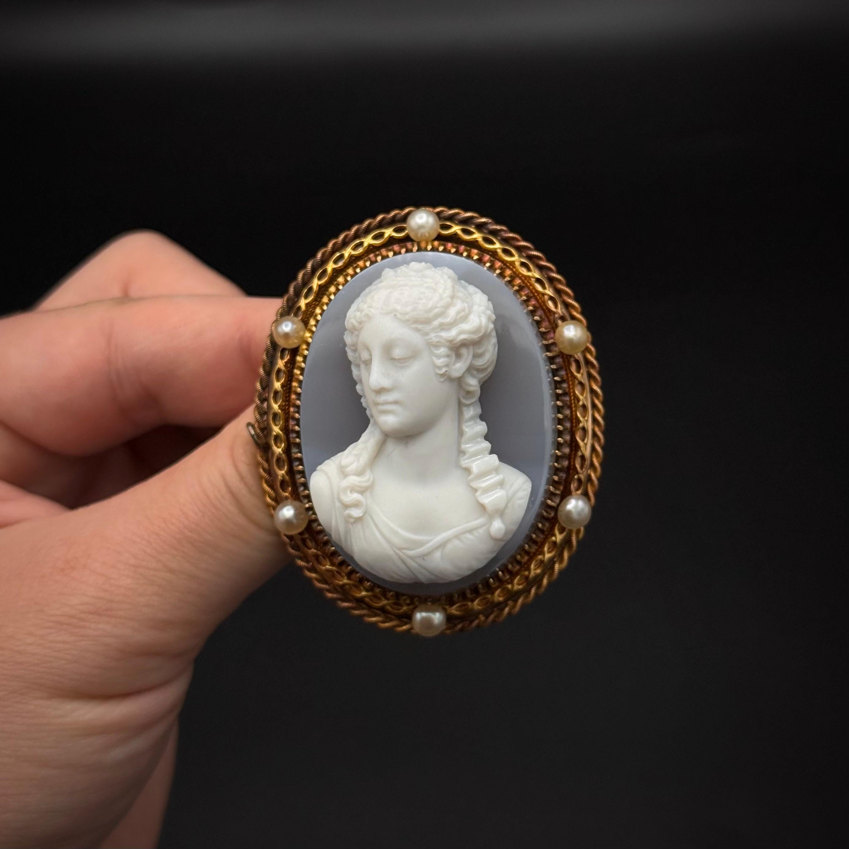 Antique 19th Century Agate Natural Pearls Cameo Brooch Yellow Rose Gold French In Good Condition For Sale In Lisbon, PT