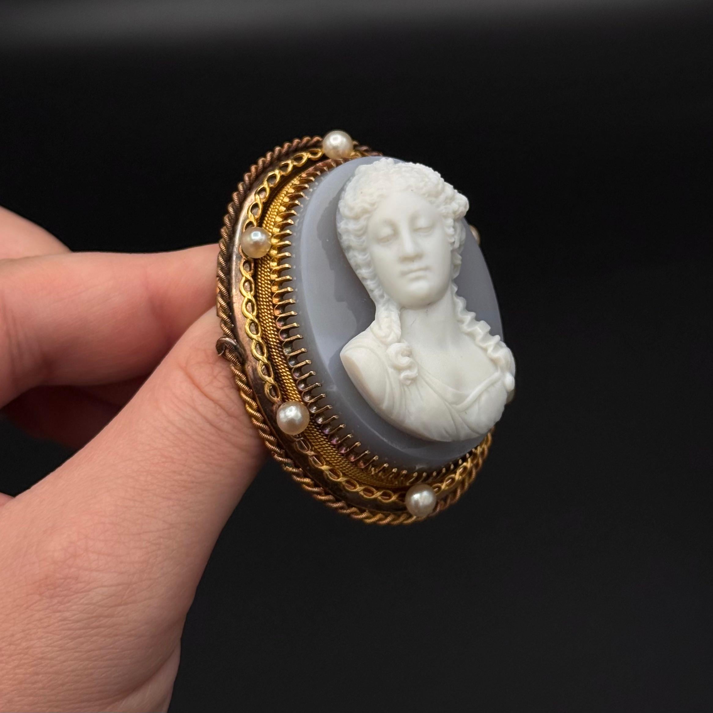 Women's or Men's Antique 19th Century Agate Natural Pearls Cameo Brooch Yellow Rose Gold French For Sale