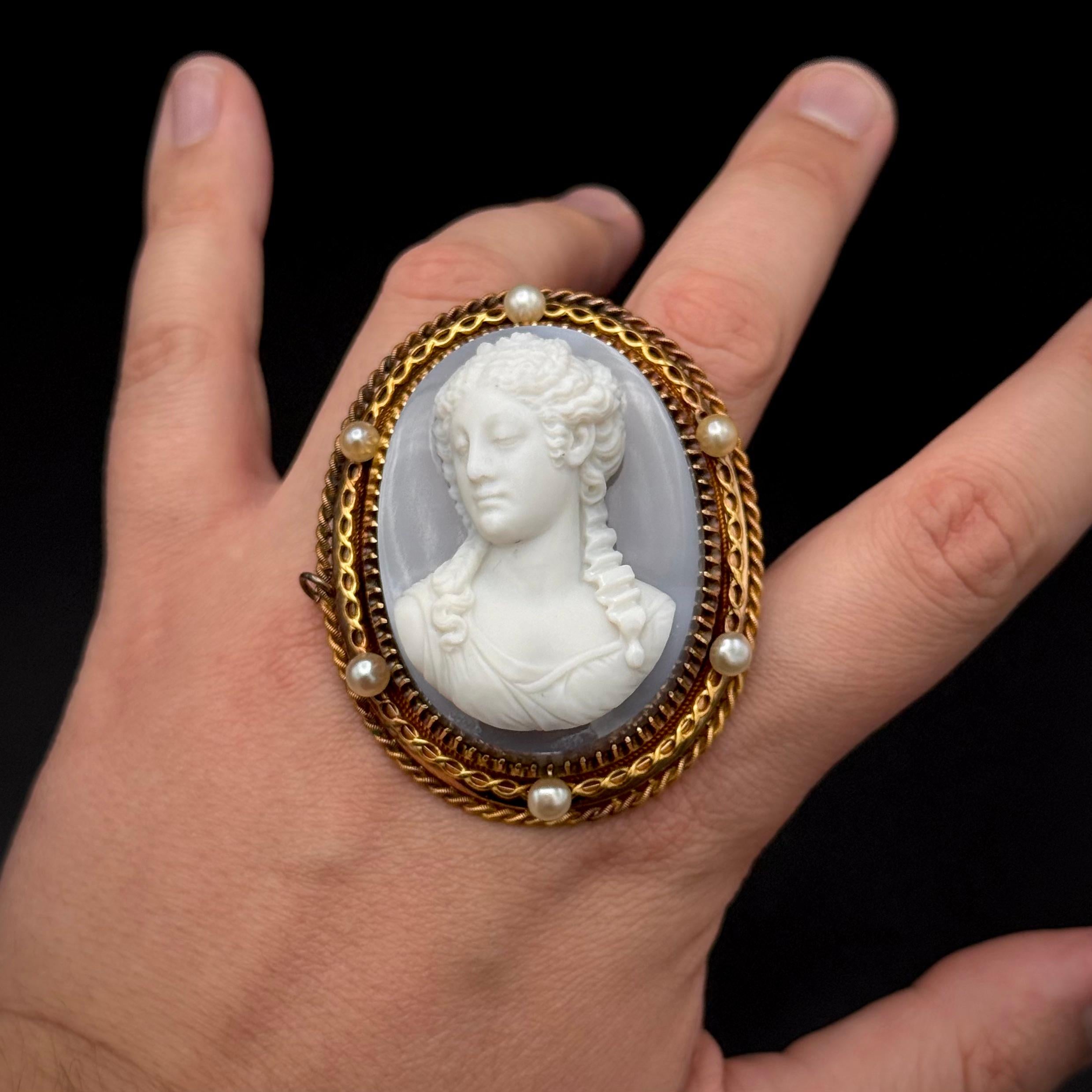 Antique 19th Century Agate Natural Pearls Cameo Brooch Yellow Rose Gold French For Sale 1