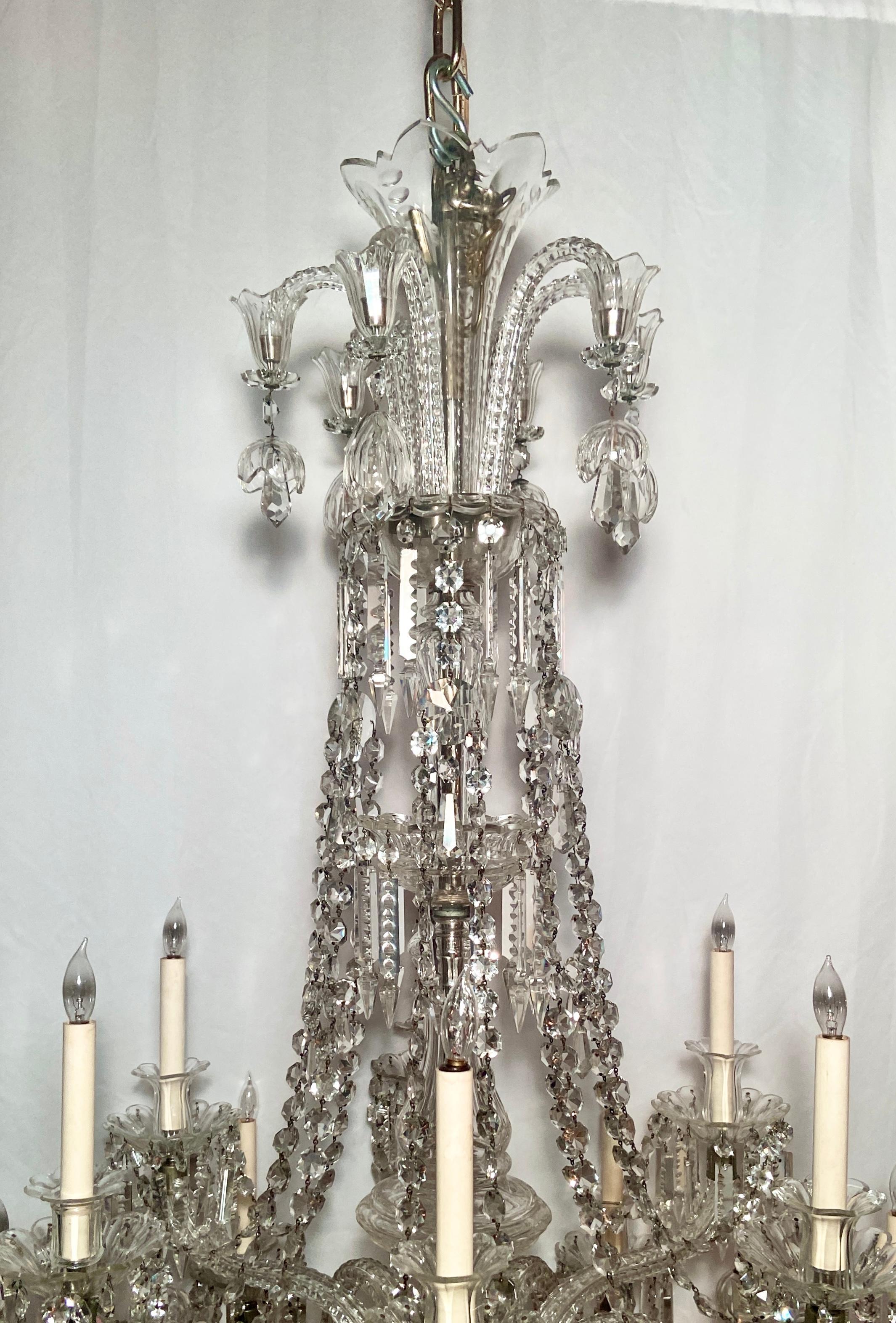 Magnifique lustre ancien du 19e siècle en cristal de plomb.
La tige et les bras, entièrement en cristal, sont lourdement drapés de fabuleux prismes et perles en cristal taillé.
