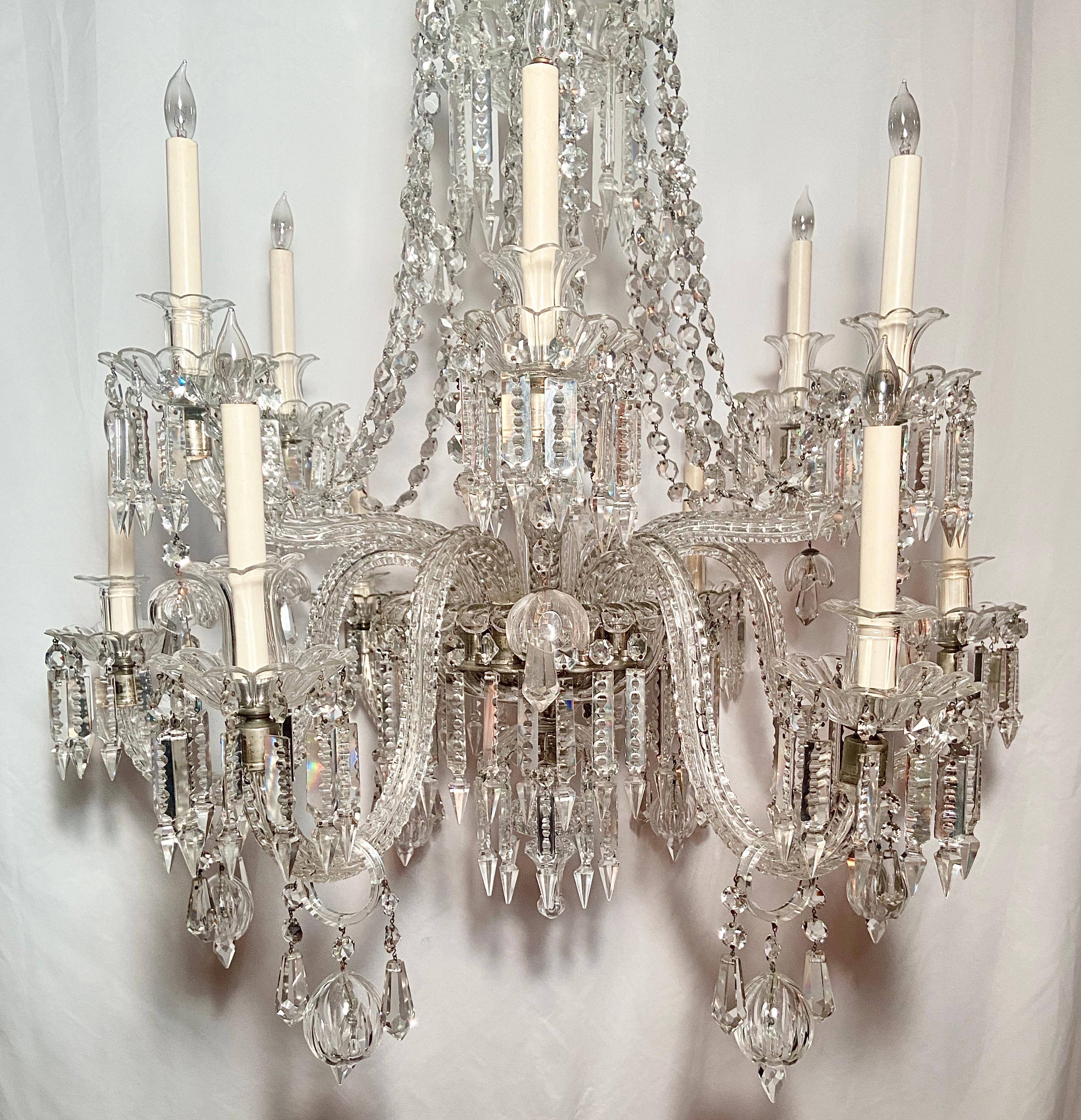 Magnifique lustre ancien du 19e siècle en cristal taillé au plomb. Bon état - En vente à New Orleans, LA