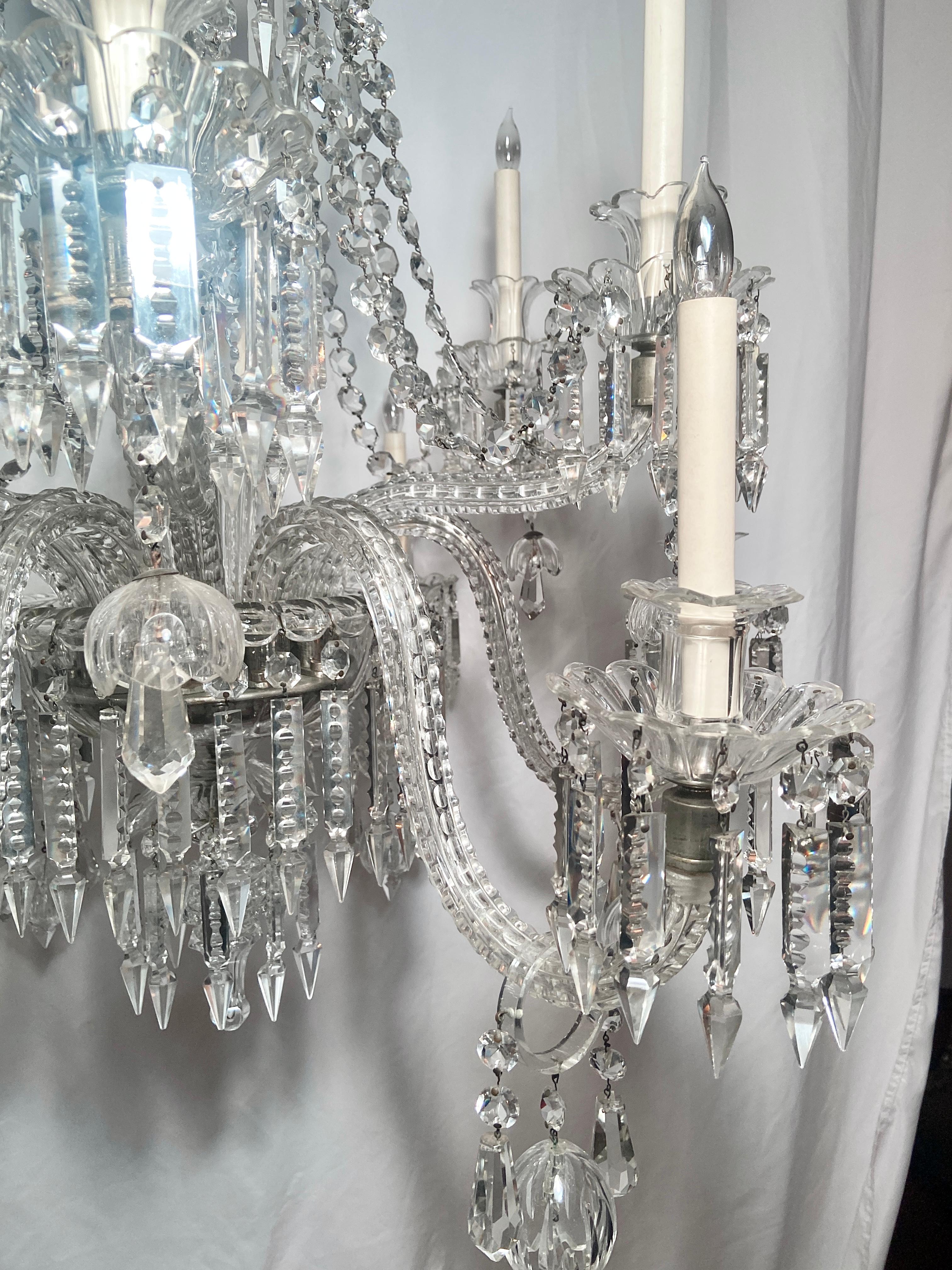 XIXe siècle Magnifique lustre ancien du 19e siècle en cristal taillé au plomb. en vente
