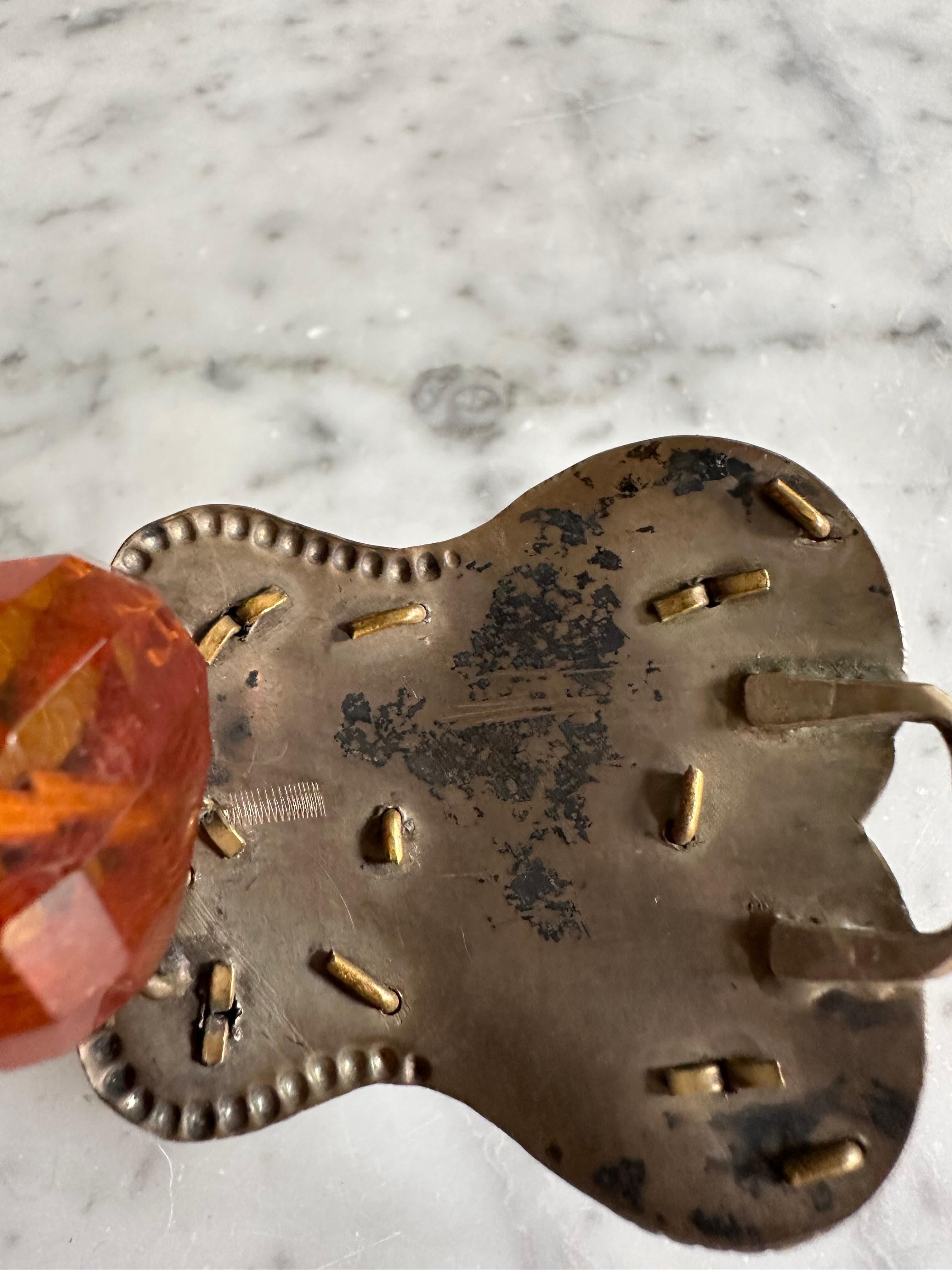 This exquisite amber necklace from the Bückeburger Land is a stunning example of mid-19th-century traditional craftsmanship, intricately tied to the region's cultural heritage. Originally worn as part of the traditional Bückeburg attire, this