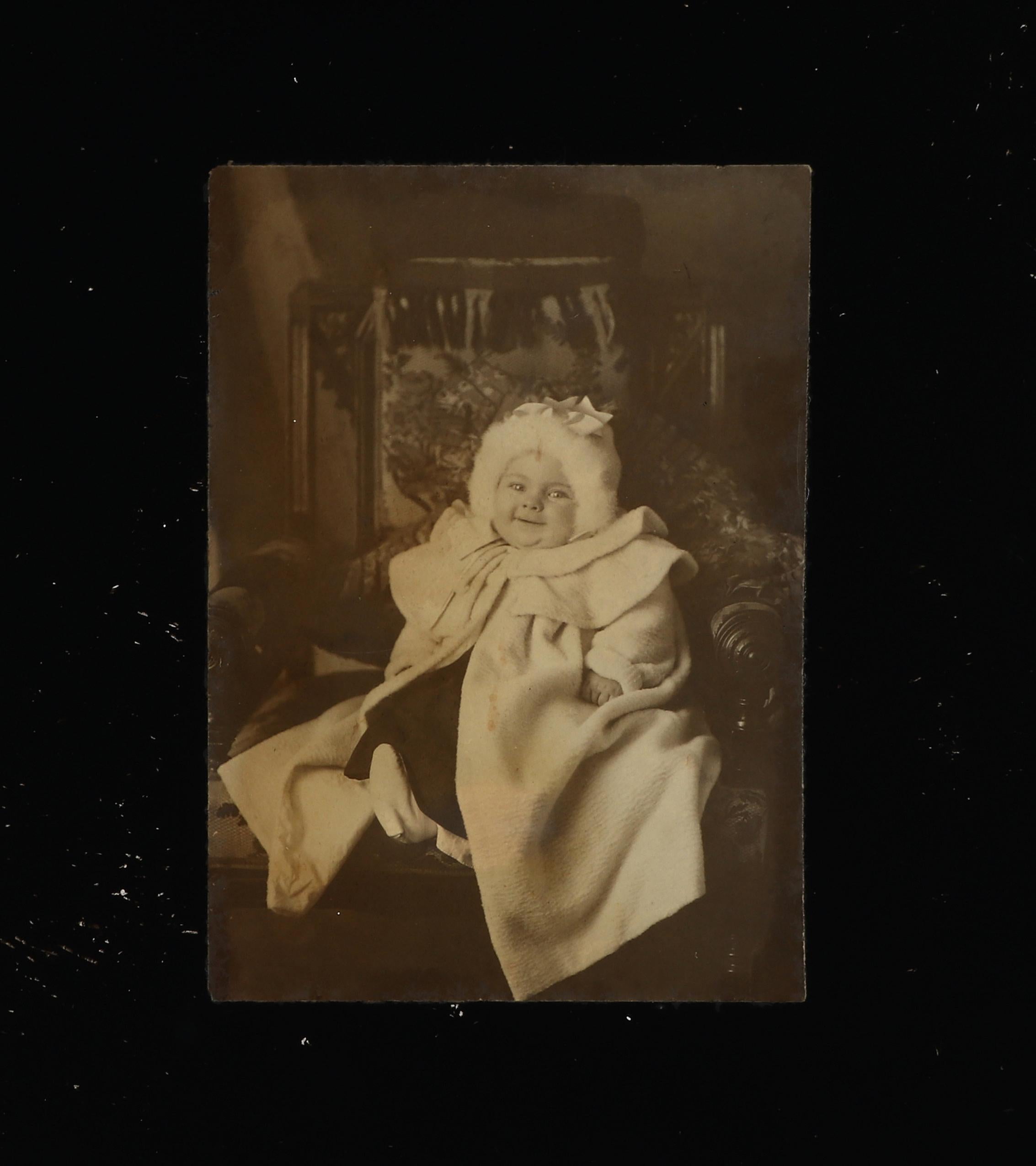 Exemple rare et original d'un des premiers procédés photographiques, l'Ambrotype. Vers la fin des années 1850 ou le début des années 1860. Un ambrotype est constitué d'un négatif en verre sous-exposé placé sur un fond sombre. Le support sombre crée