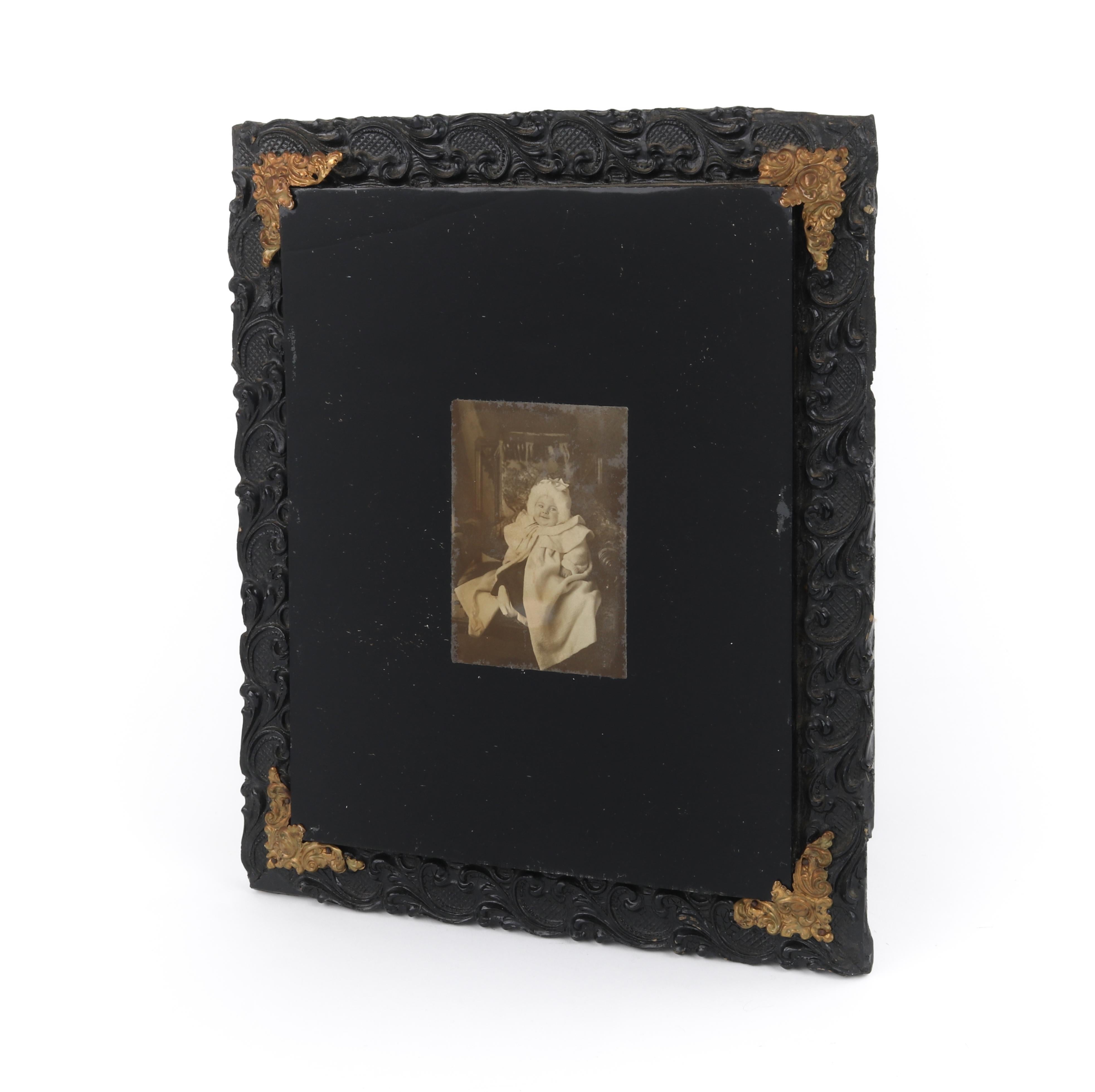 Antike Stickerei-Fotografie des 19. Jahrhunderts auf bemaltem Glas, verschnörkeltem, geformtem Rahmen im Angebot 1