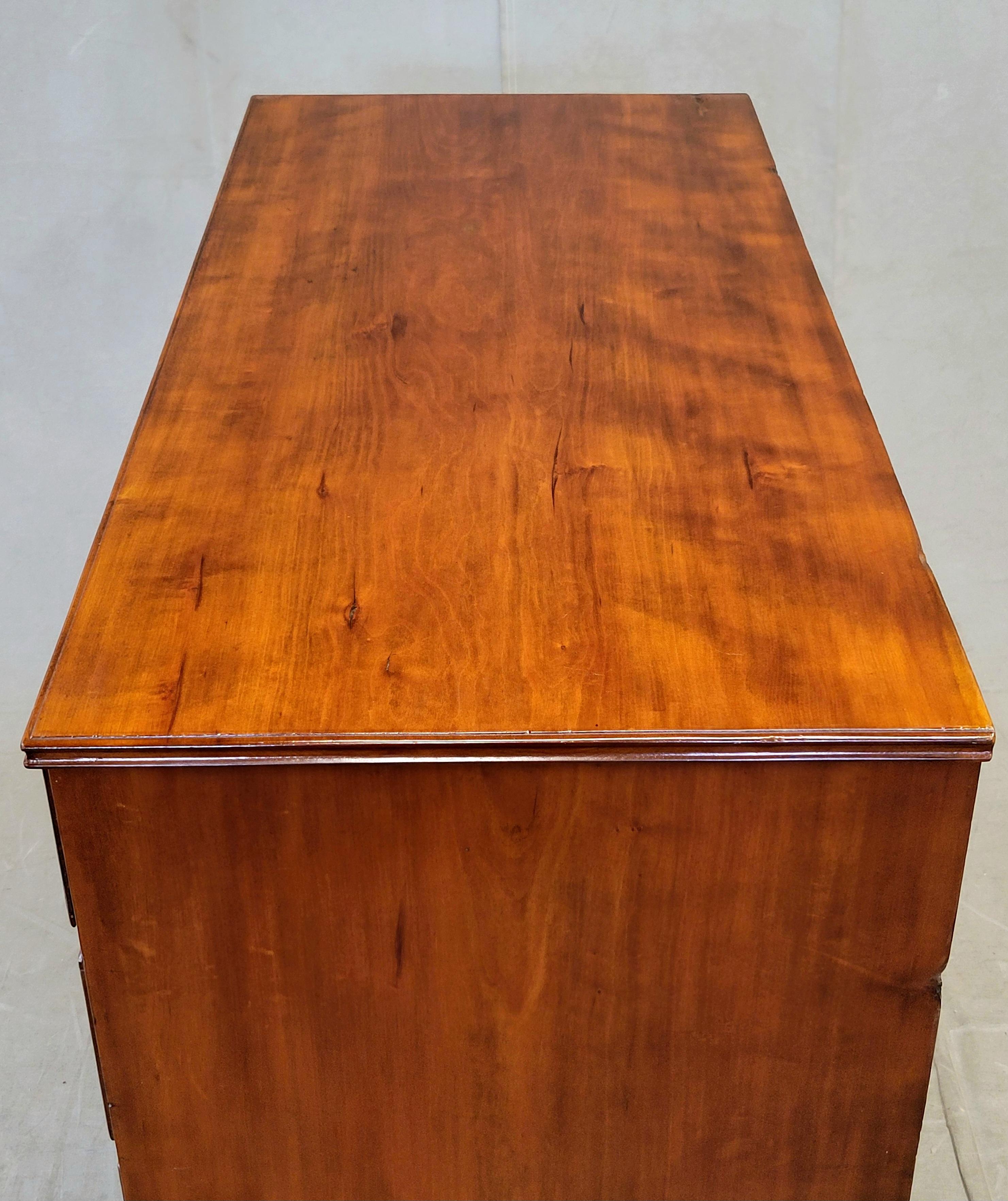 Antigua Cómoda Americana Chippendale de Cerezo del Siglo XIX en venta 3