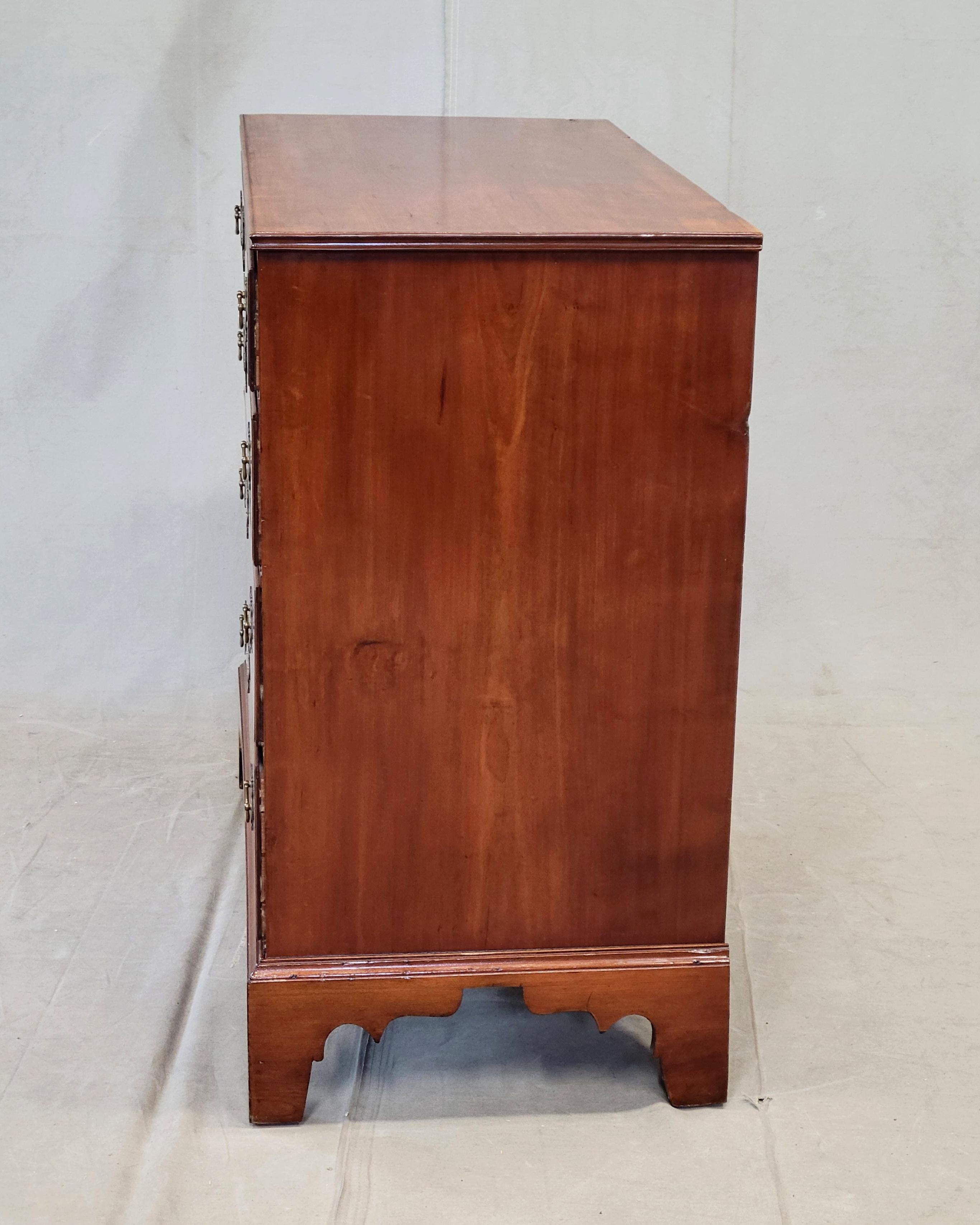 Antigua Cómoda Americana Chippendale de Cerezo del Siglo XIX en venta 5