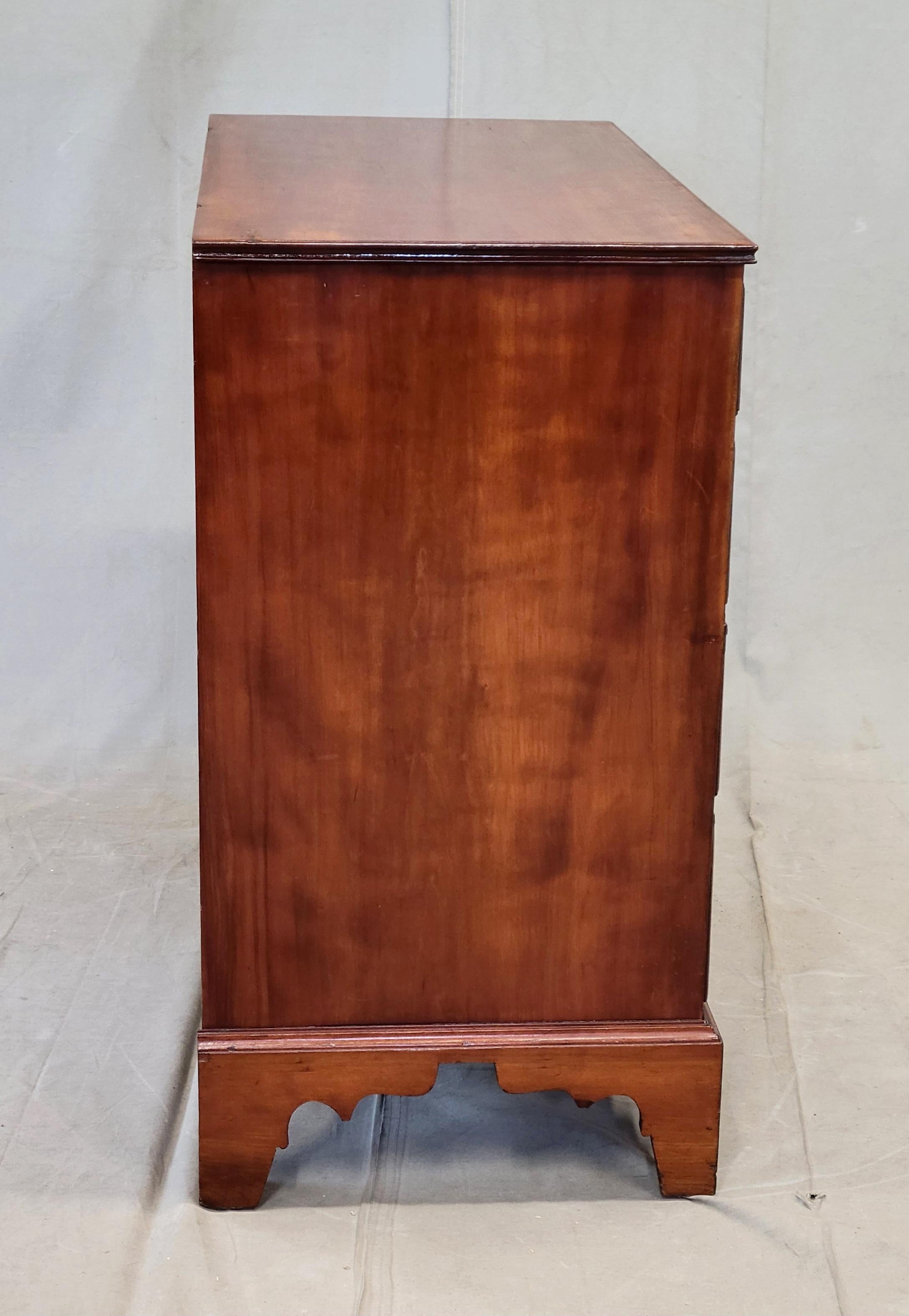 Antigua Cómoda Americana Chippendale de Cerezo del Siglo XIX en venta 6