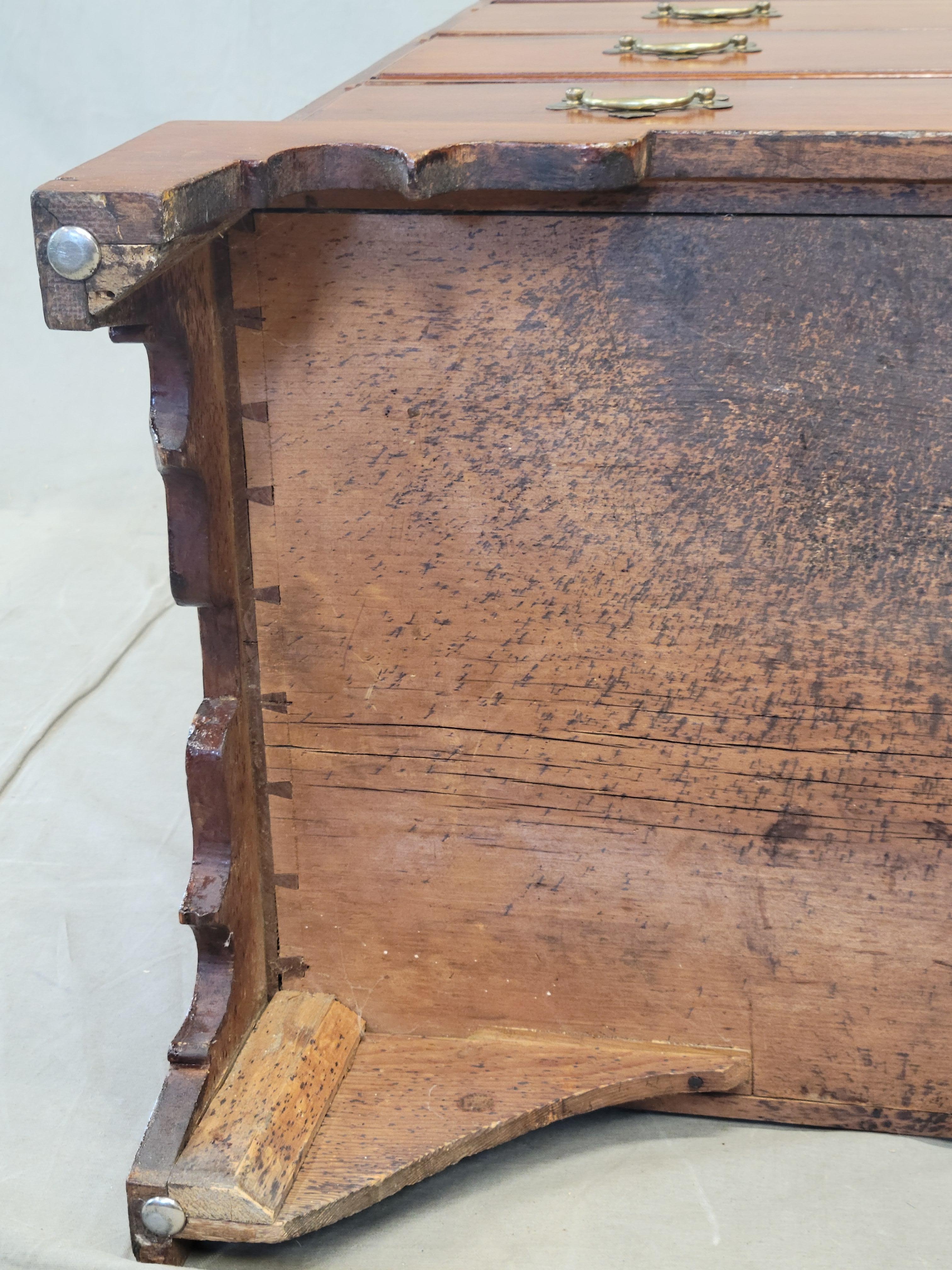 Antigua Cómoda Americana Chippendale de Cerezo del Siglo XIX en venta 11