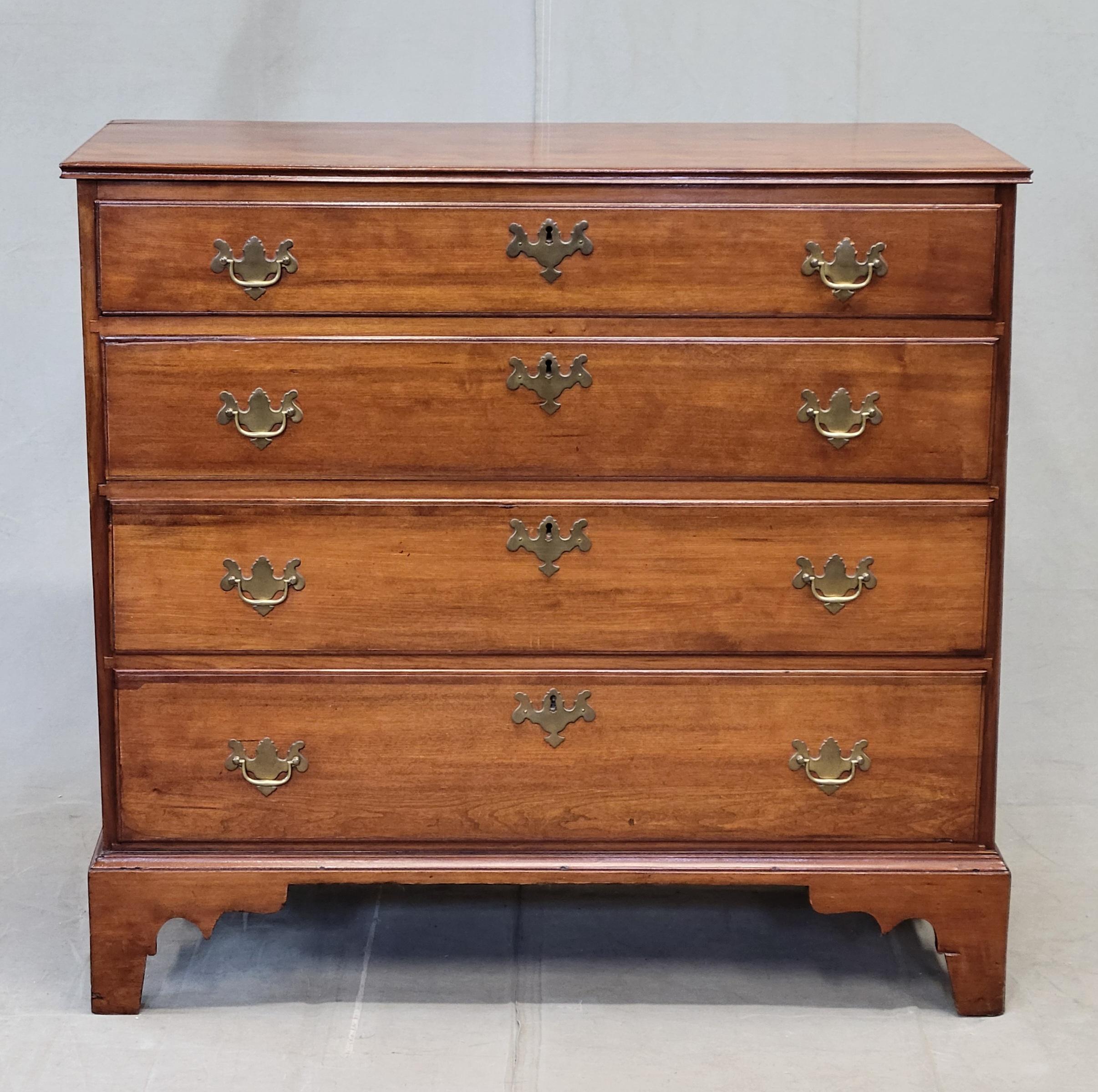 Antigua cómoda americana de estilo Chippendale de cerezo macizo de mediados a finales del siglo XIX. La madera secundaria (construcción de los cajones) es de pino. Esta cómoda está fabricada con tablones de madera en toda su superficie, así como con