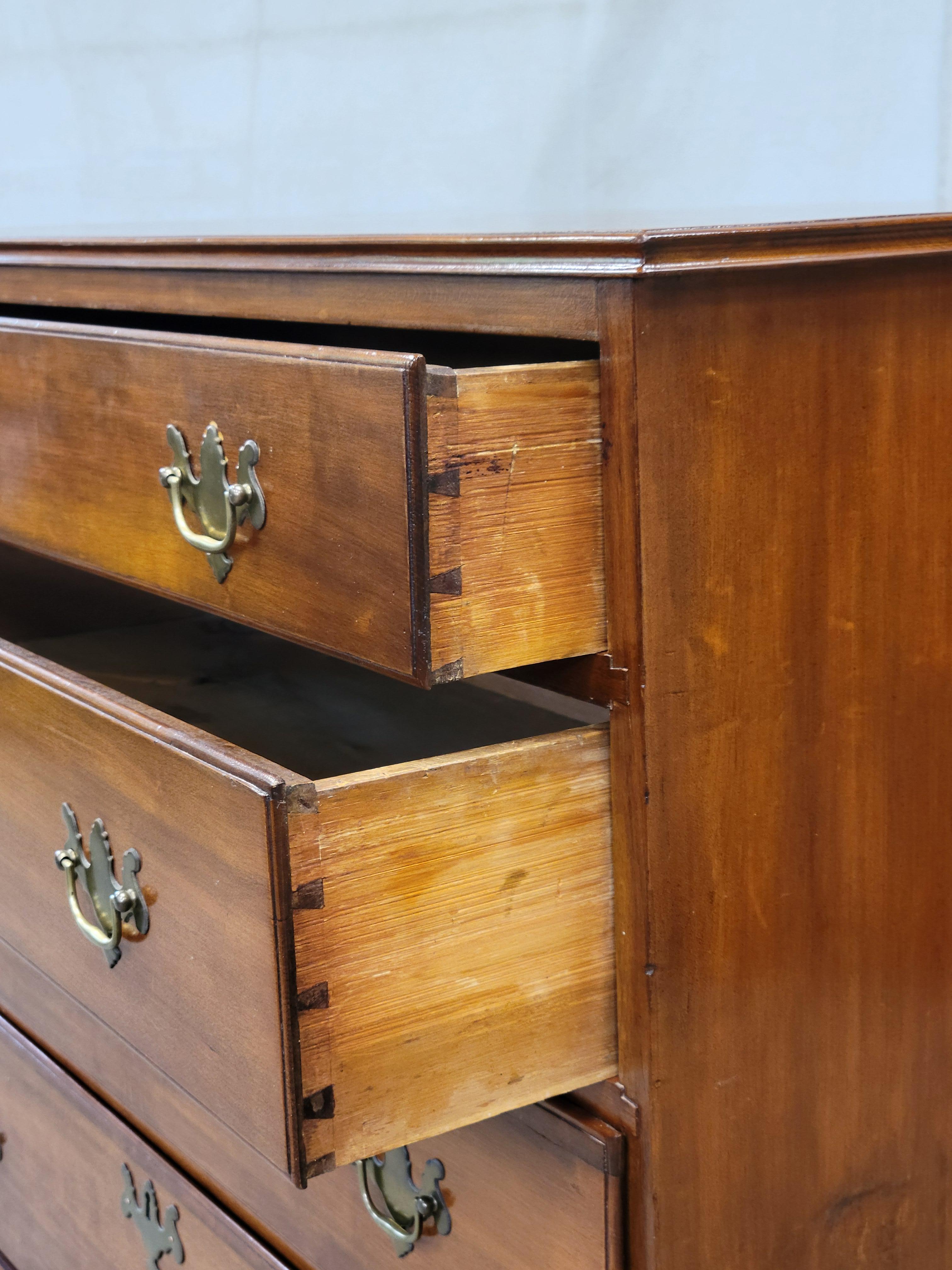Antigua Cómoda Americana Chippendale de Cerezo del Siglo XIX Hecho a mano en venta