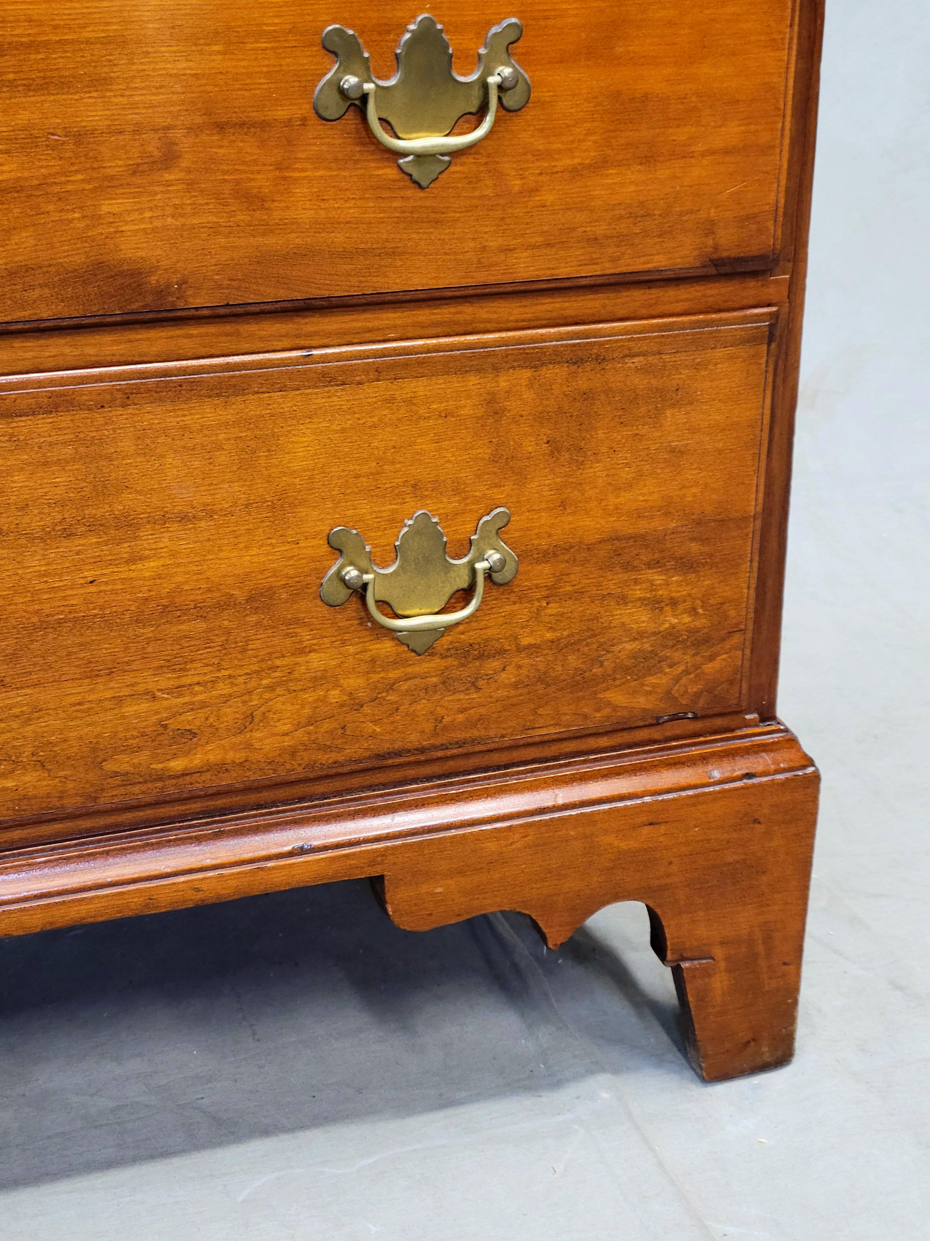 Antigua Cómoda Americana Chippendale de Cerezo del Siglo XIX siglo XIX en venta