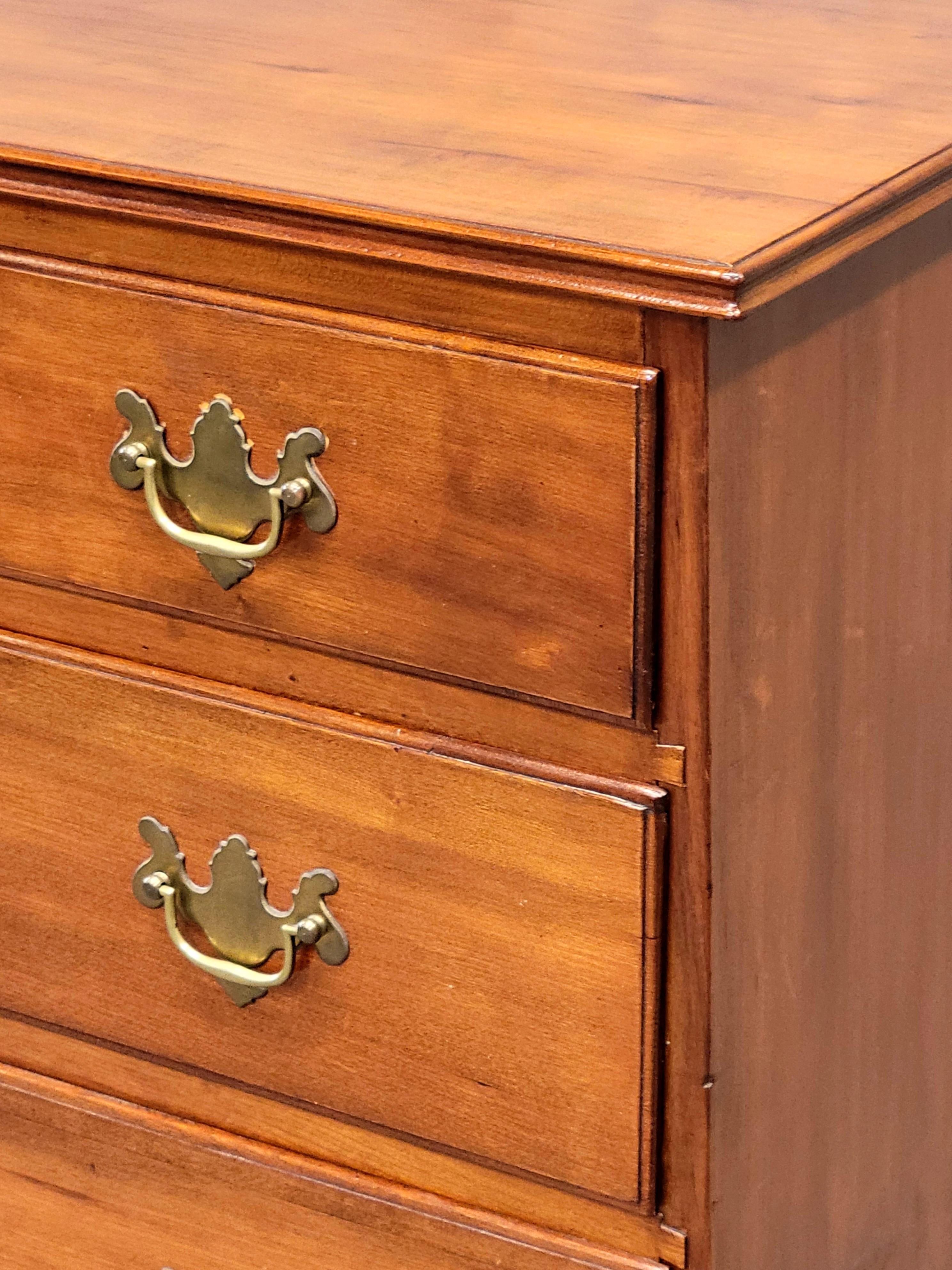 Antigua Cómoda Americana Chippendale de Cerezo del Siglo XIX Latón en venta