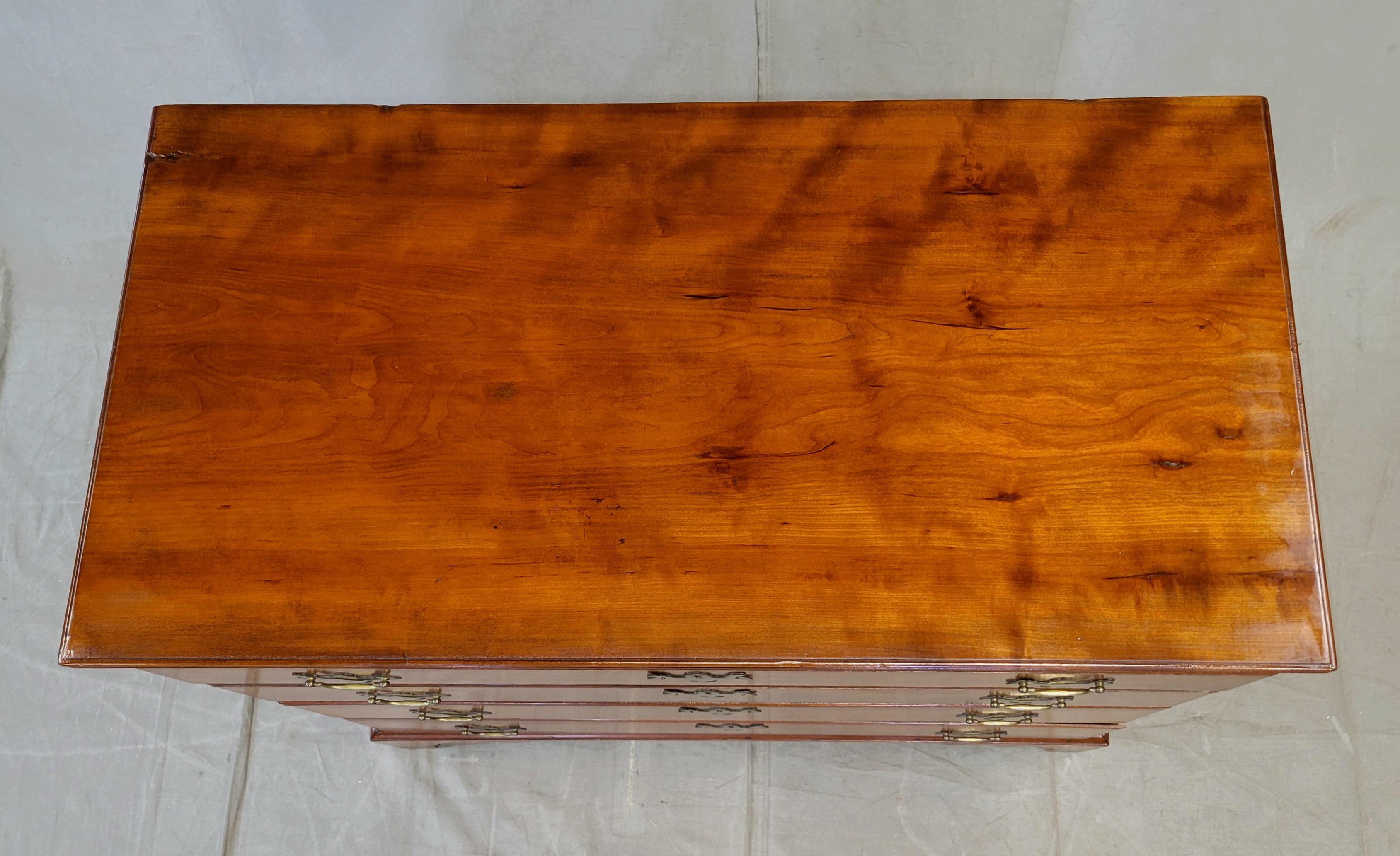 Antigua Cómoda Americana Chippendale de Cerezo del Siglo XIX en venta 1