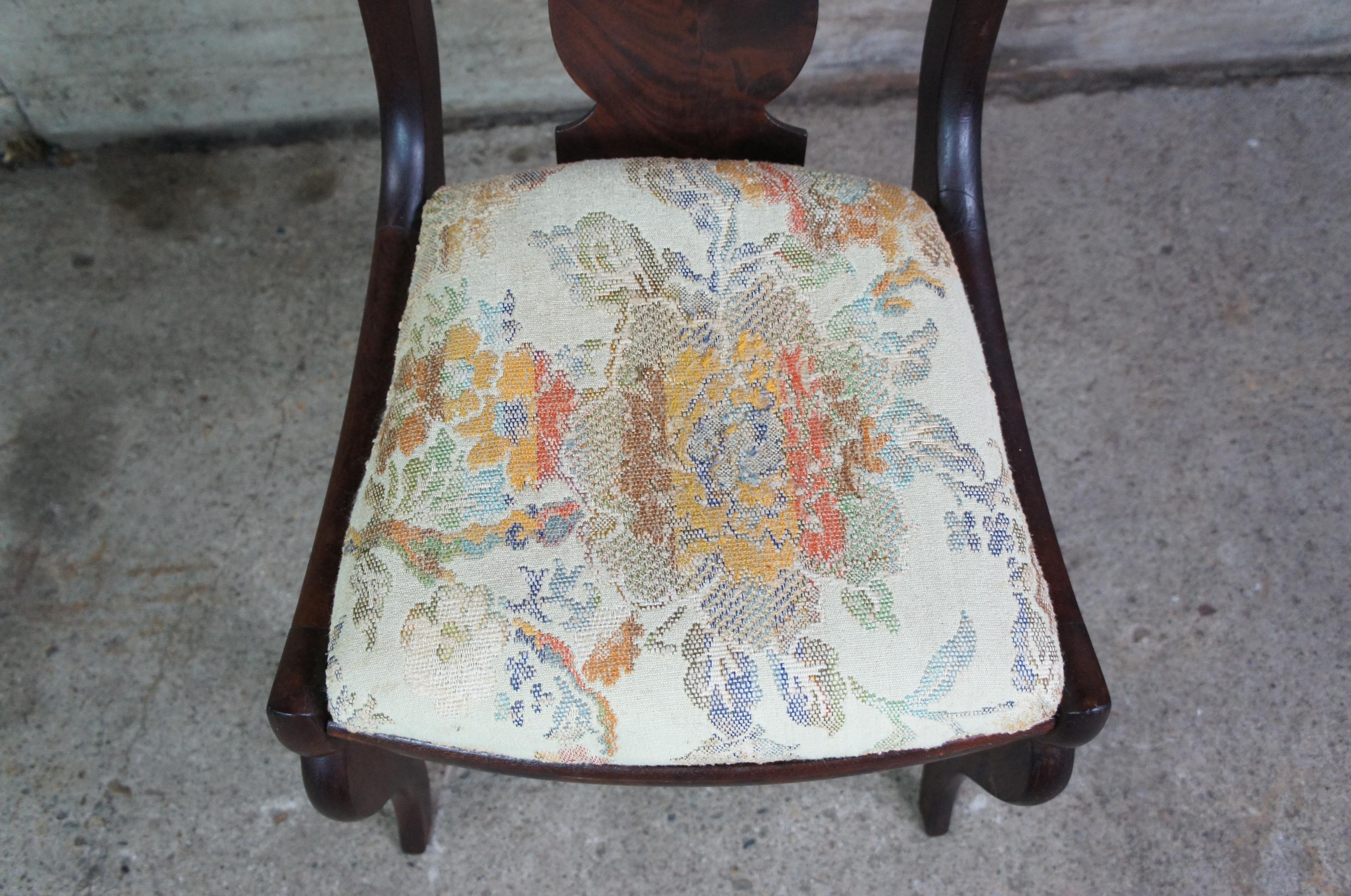 XIXe siècle Ancienne chaise de salon et de salle à manger en acajou flammé du 19e siècle de l'Empire Antiques en vente