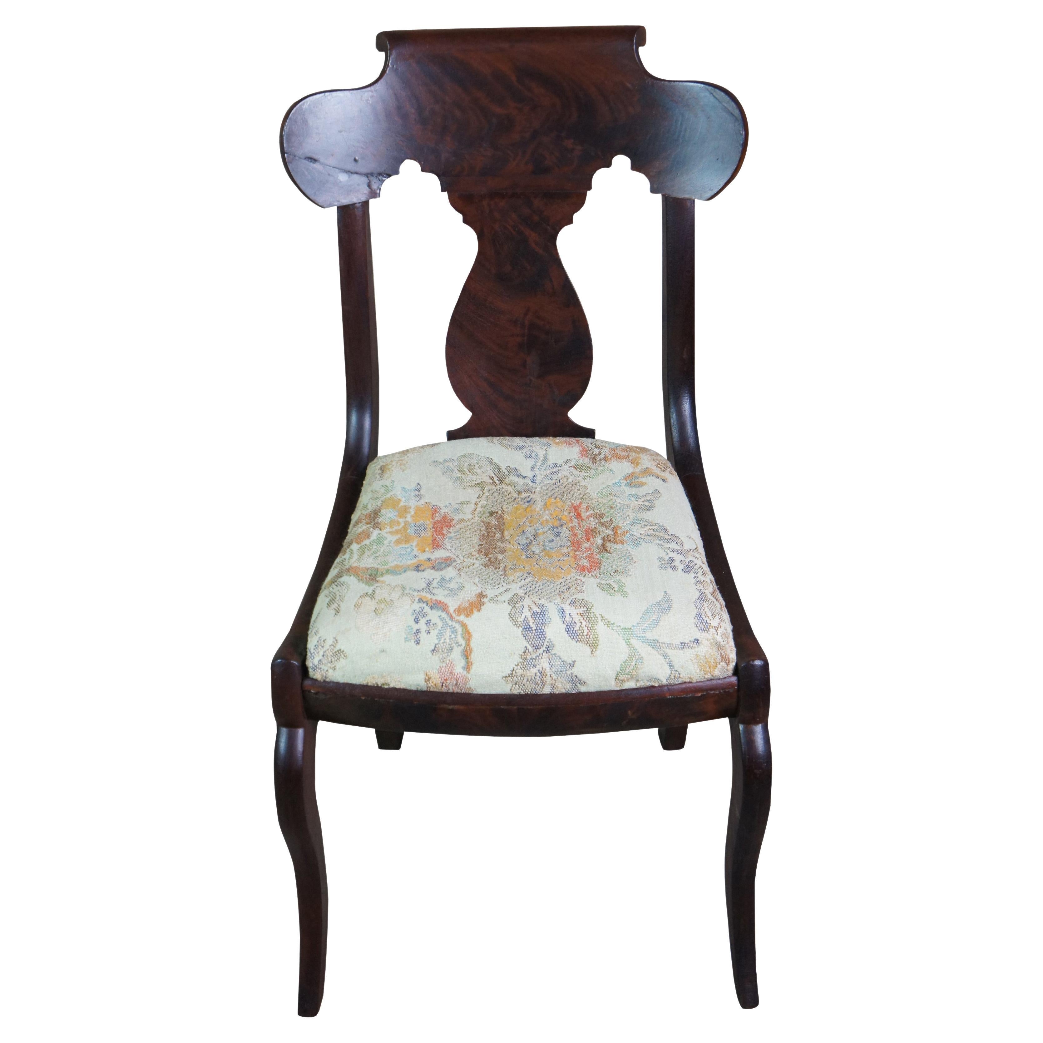 Ancienne chaise de salon et de salle à manger en acajou flammé du 19e siècle de l'Empire Antiques en vente