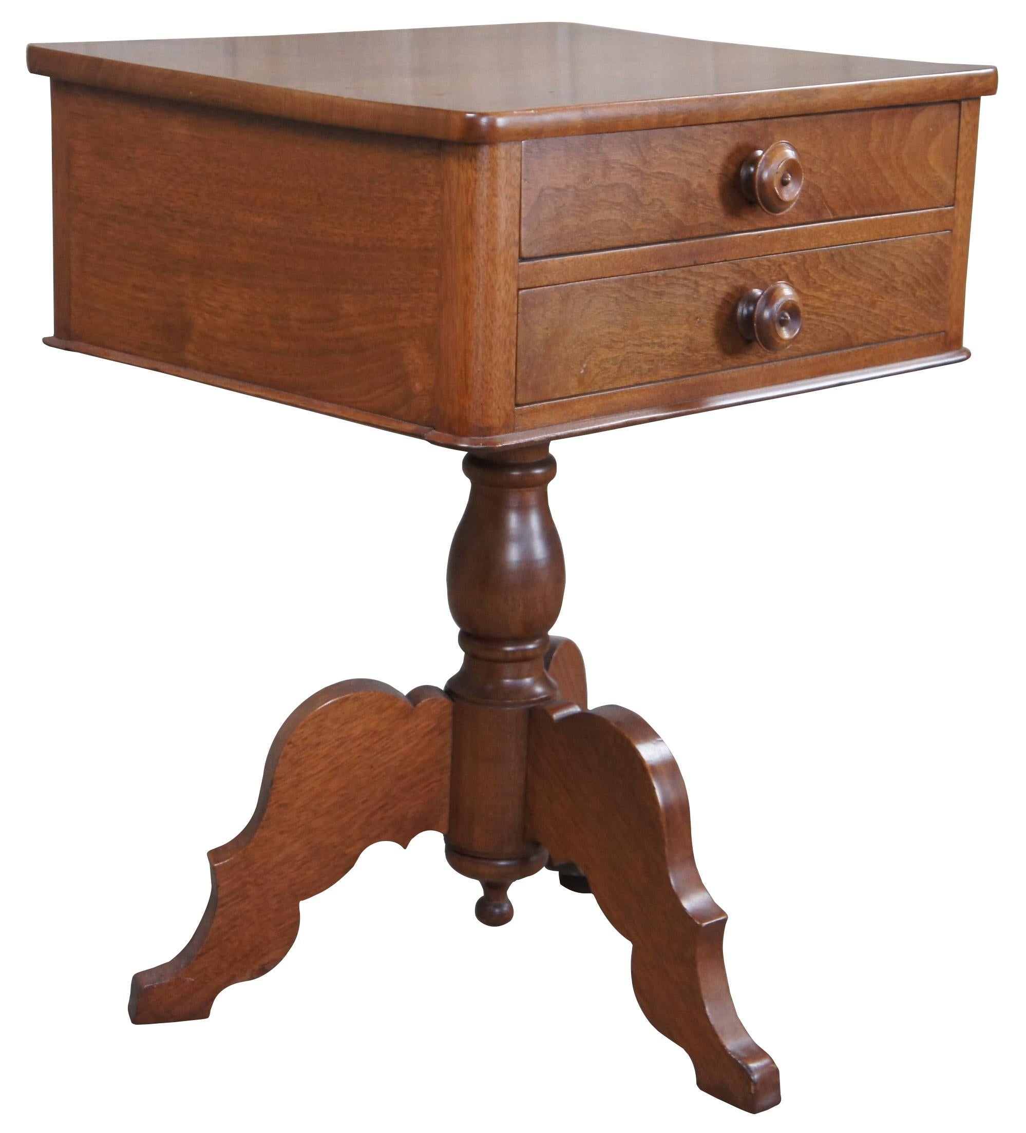 Antique 19th Century American Empire Walnut Parlor Side Accent Table In Good Condition For Sale In Dayton, OH