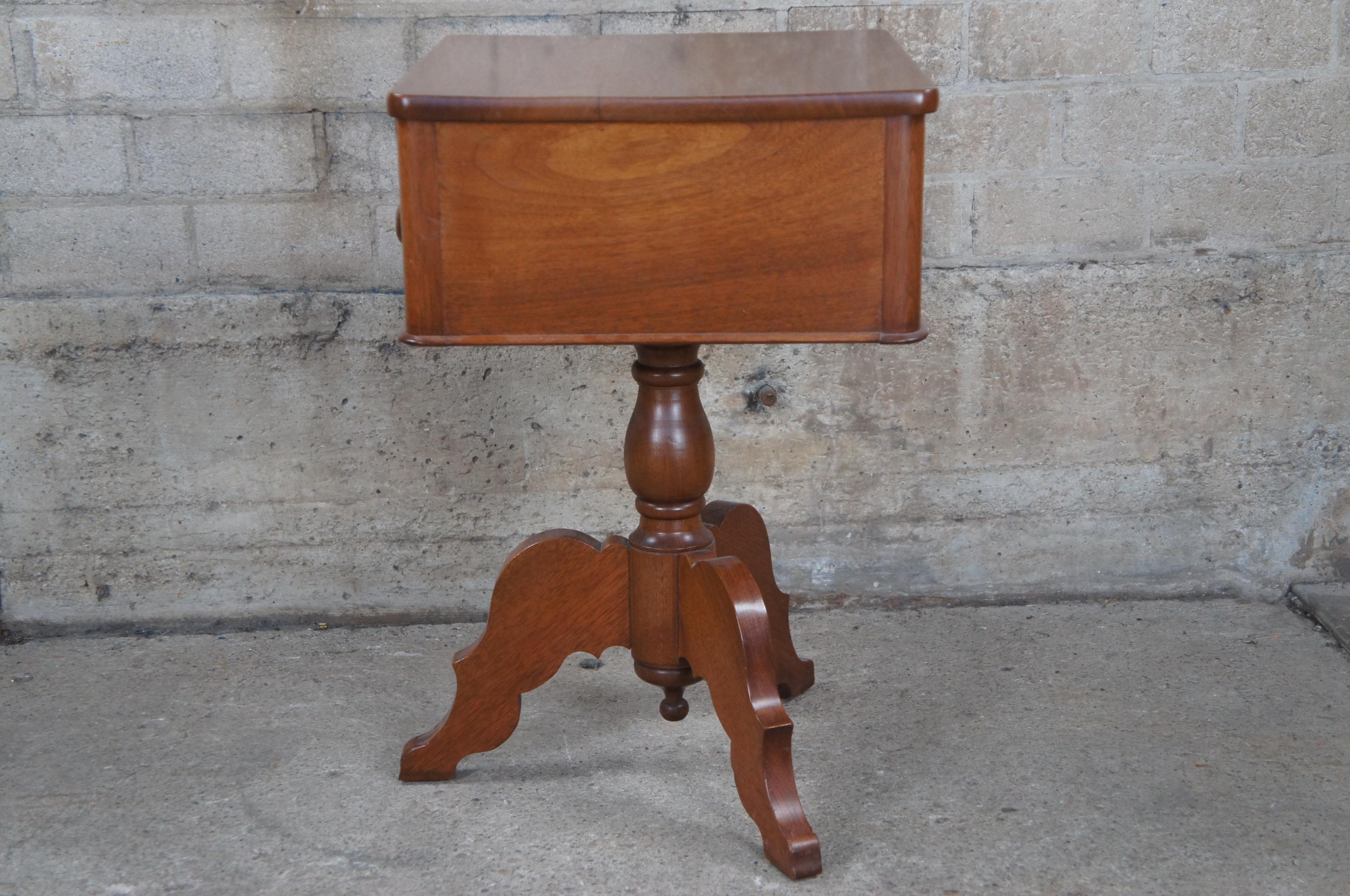 Antique 19th Century American Empire Walnut Parlor Side Accent Table For Sale 5