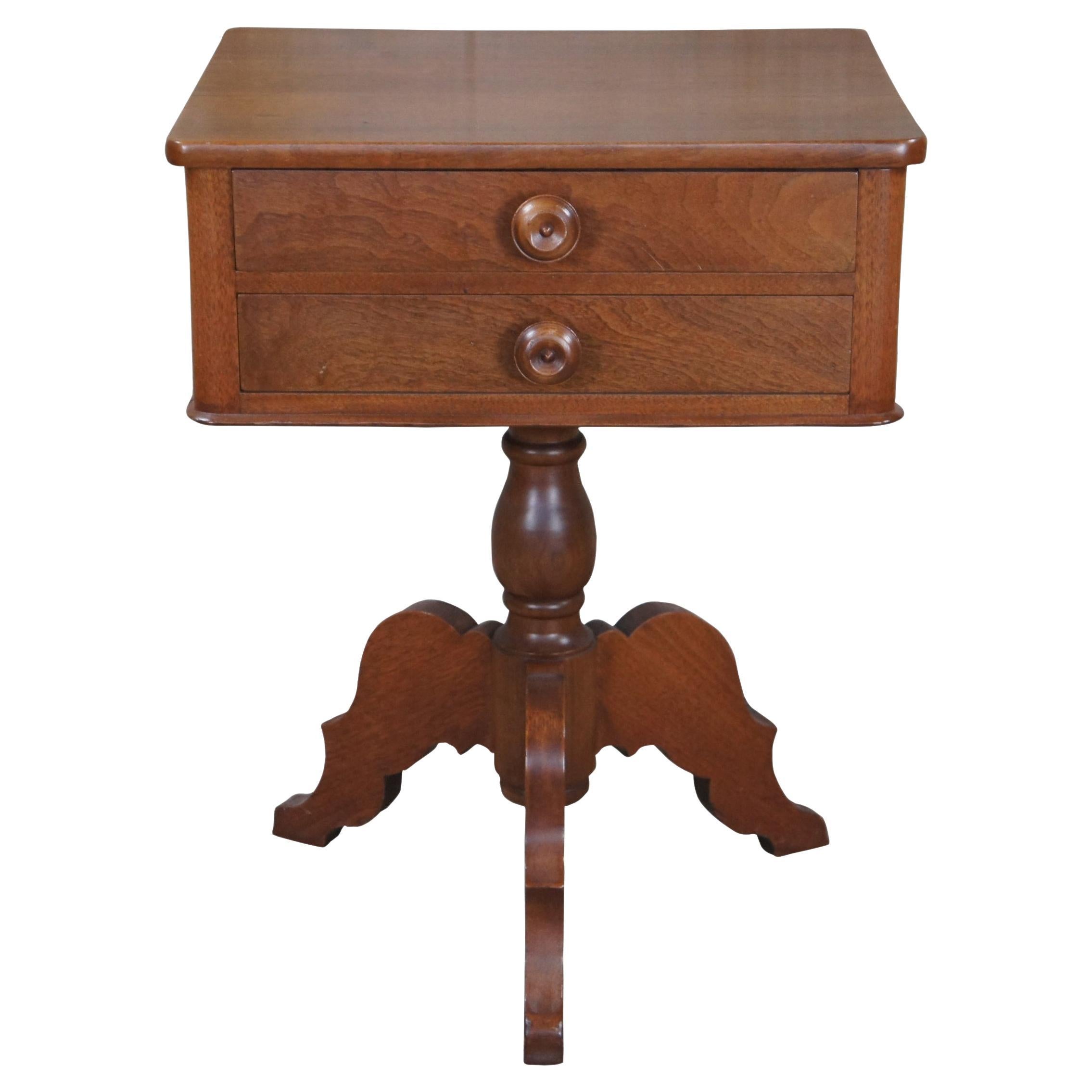 Ancienne table d'appoint de salon d'appoint en noyer de style Empire américain du 19ème siècle