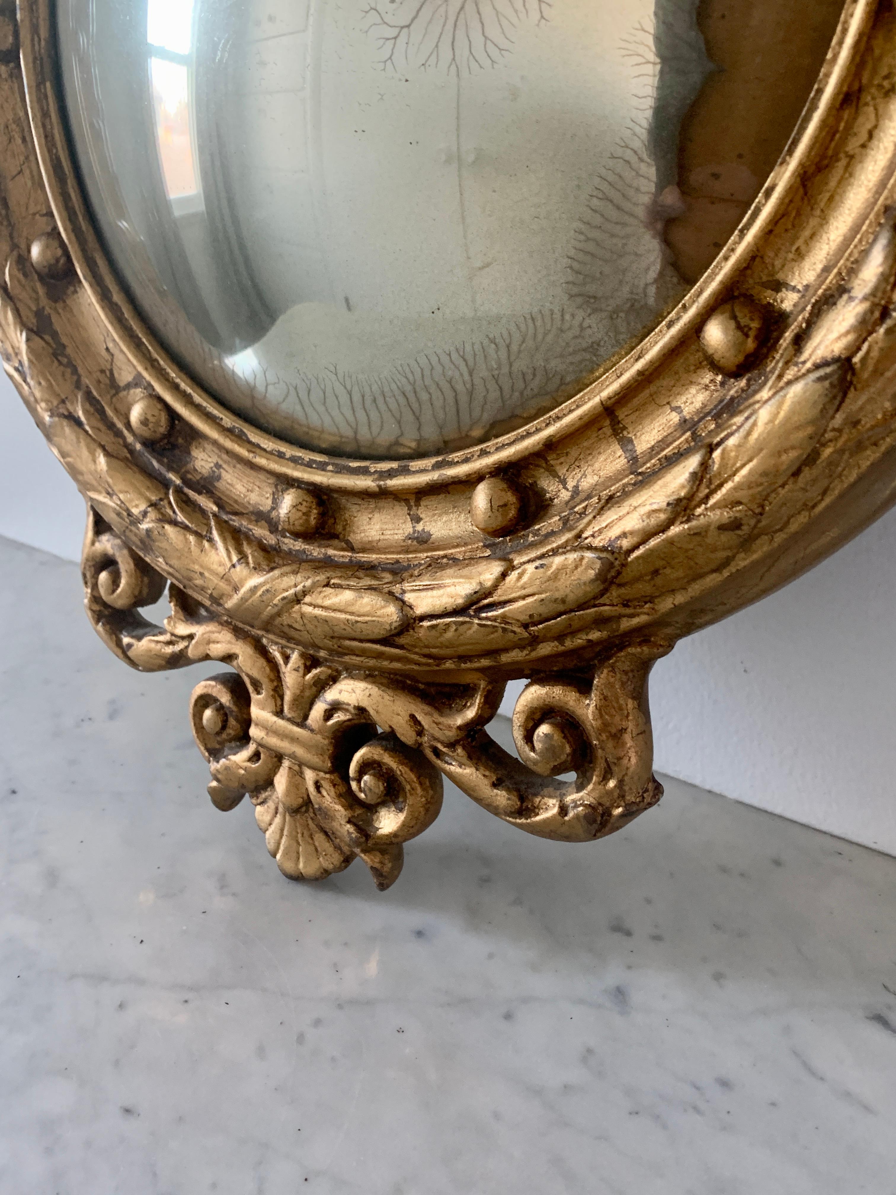 Fédéral Antique miroir convexe en bois doré du 19ème siècle, de type fédéral américain, avec aigle en œil de bœuf en vente