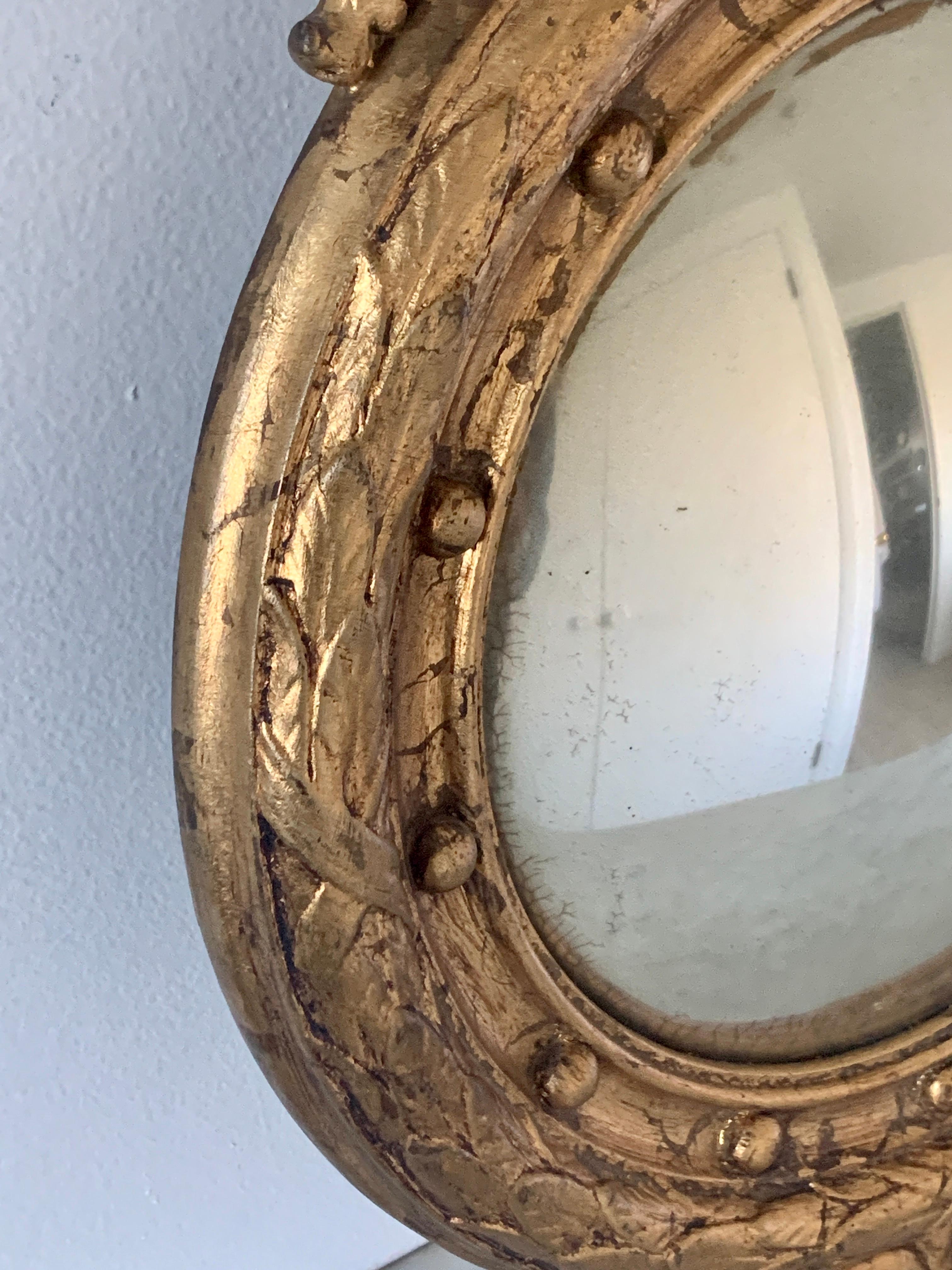 Américain Antique miroir convexe en bois doré du 19ème siècle, de type fédéral américain, avec aigle en œil de bœuf en vente