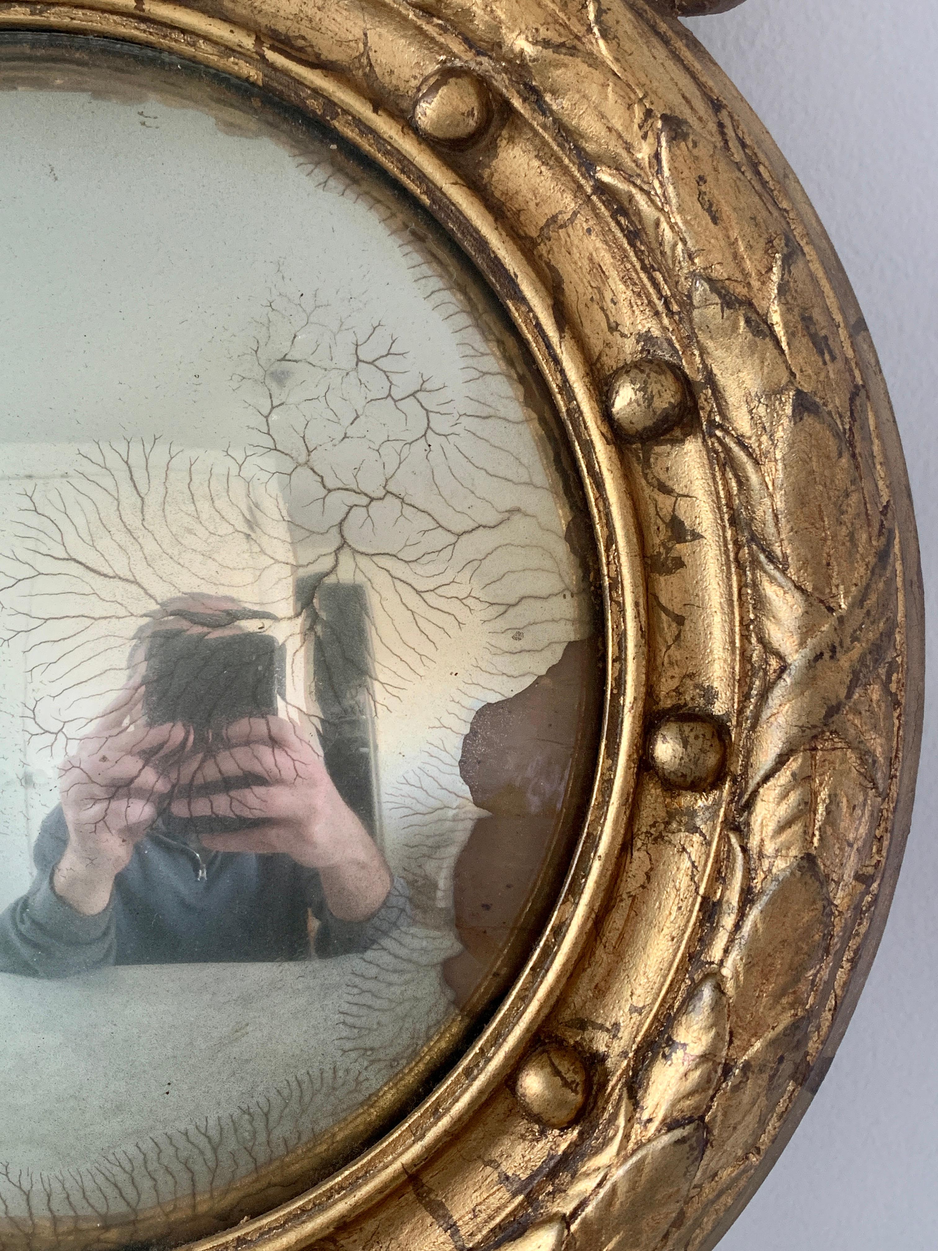 XIXe siècle Antique miroir convexe en bois doré du 19ème siècle, de type fédéral américain, avec aigle en œil de bœuf en vente