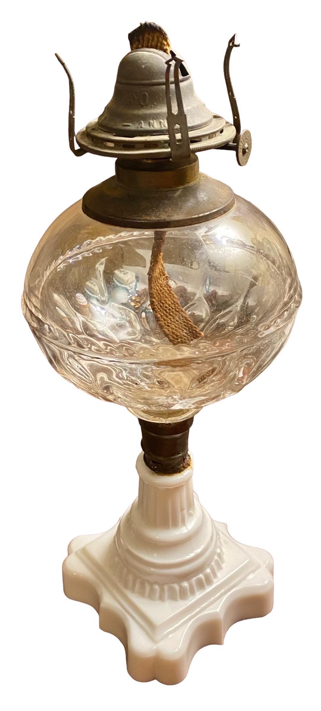Lampe à l'huile américaine ancienne du 19ème siècle en verre dépoli  en vente 5