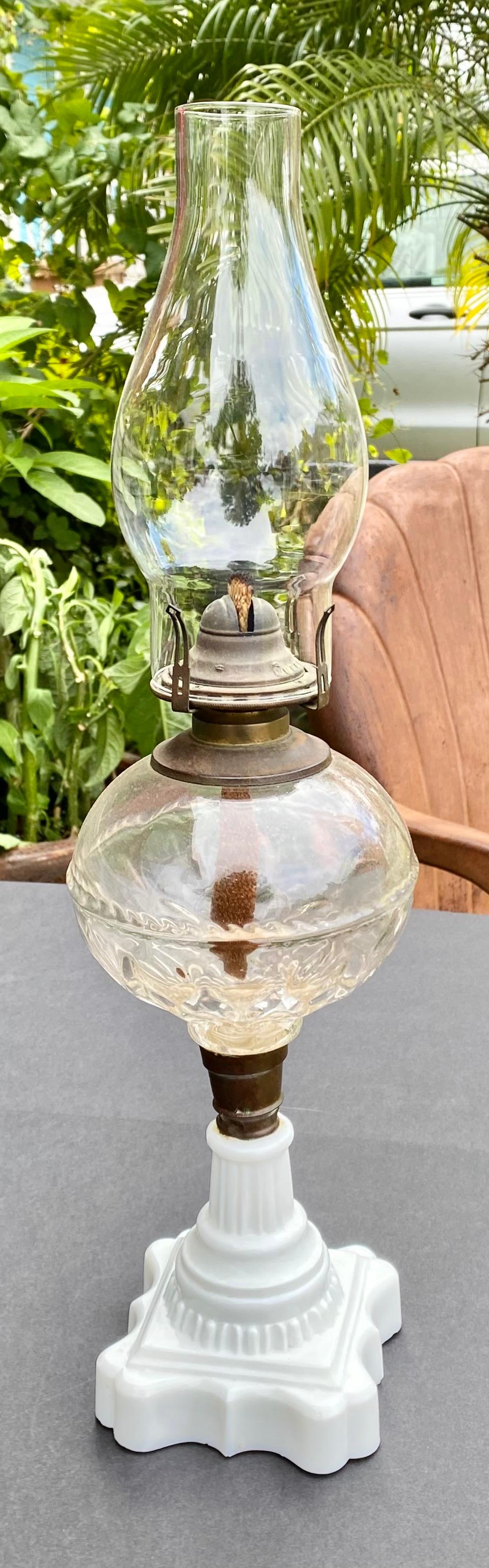 Lampe à l'huile américaine ancienne du 19ème siècle en verre dépoli  en vente 10