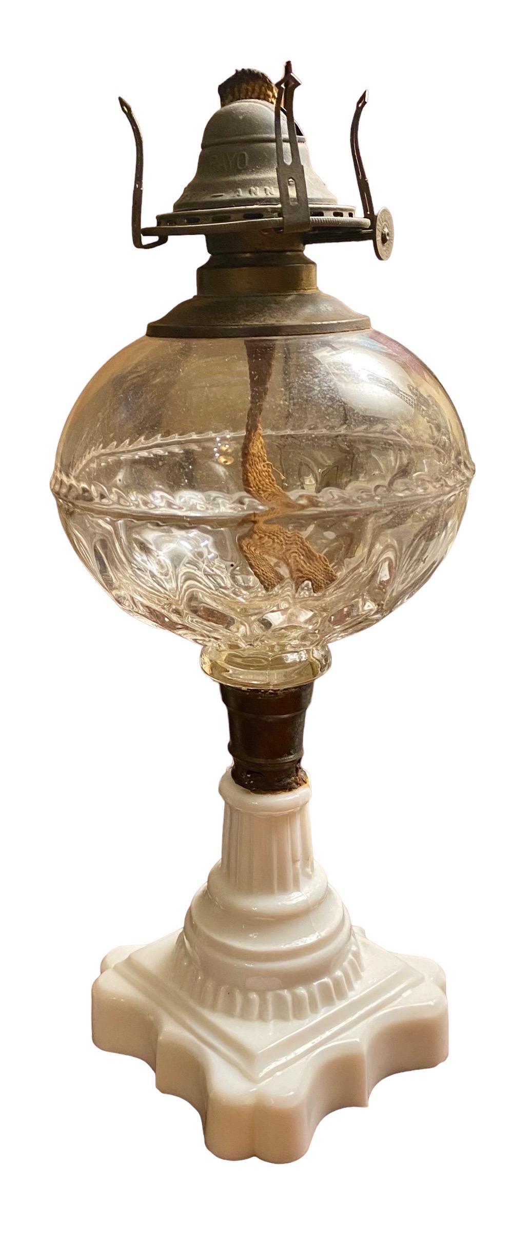 Victorien tardif Lampe à l'huile américaine ancienne du 19ème siècle en verre dépoli  en vente