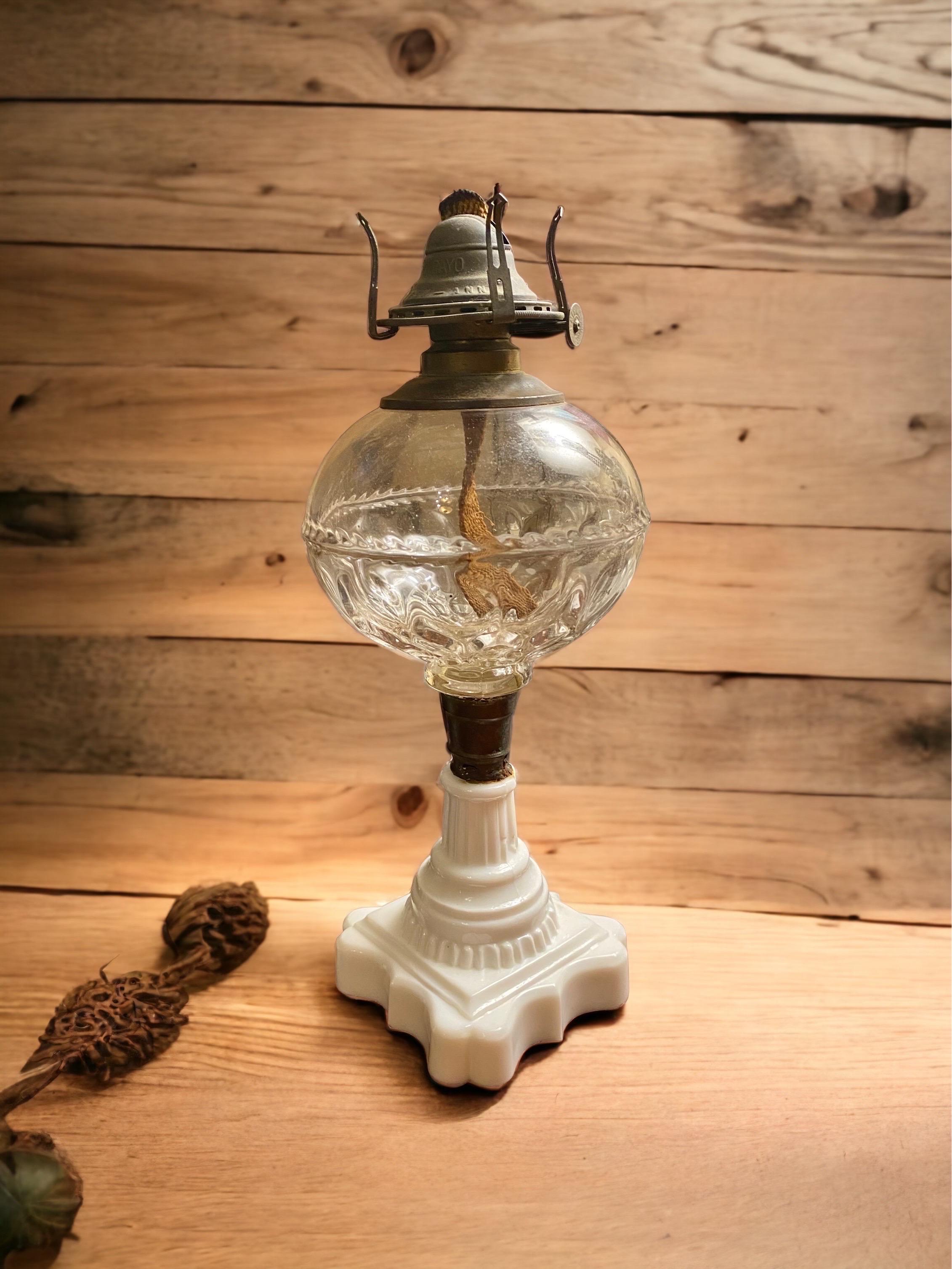Antike amerikanische Milchglas-Öllampe aus dem 19. Jahrhundert  (Spätviktorianisch) im Angebot