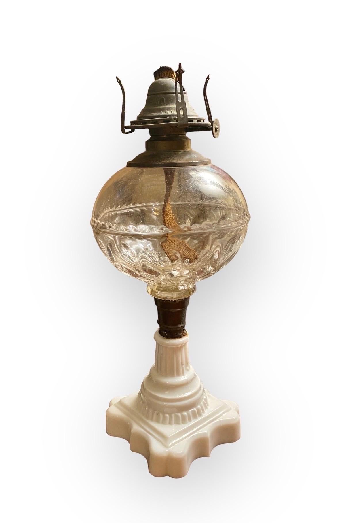 Perlé Lampe à l'huile américaine ancienne du 19ème siècle en verre dépoli  en vente