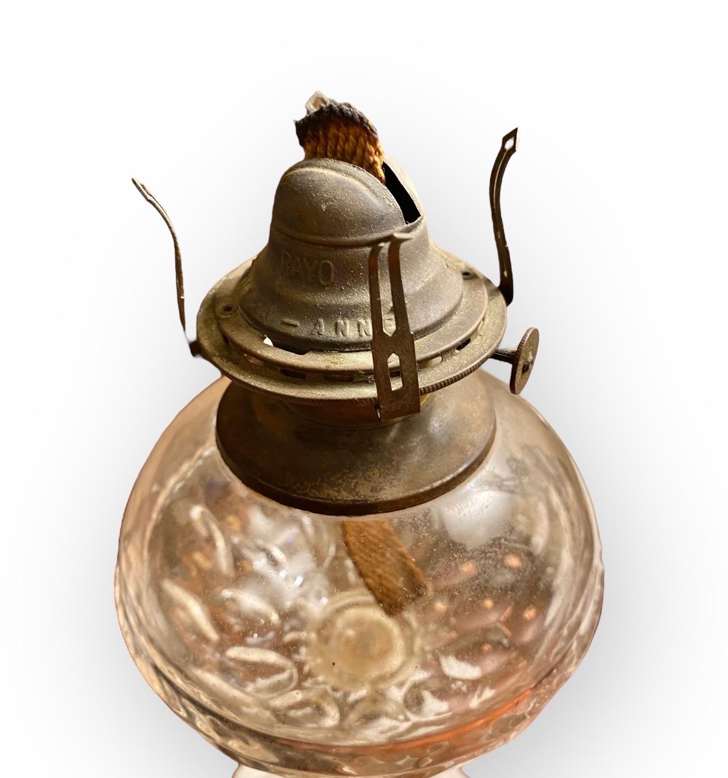 Laiton Lampe à l'huile américaine ancienne du 19ème siècle en verre dépoli  en vente