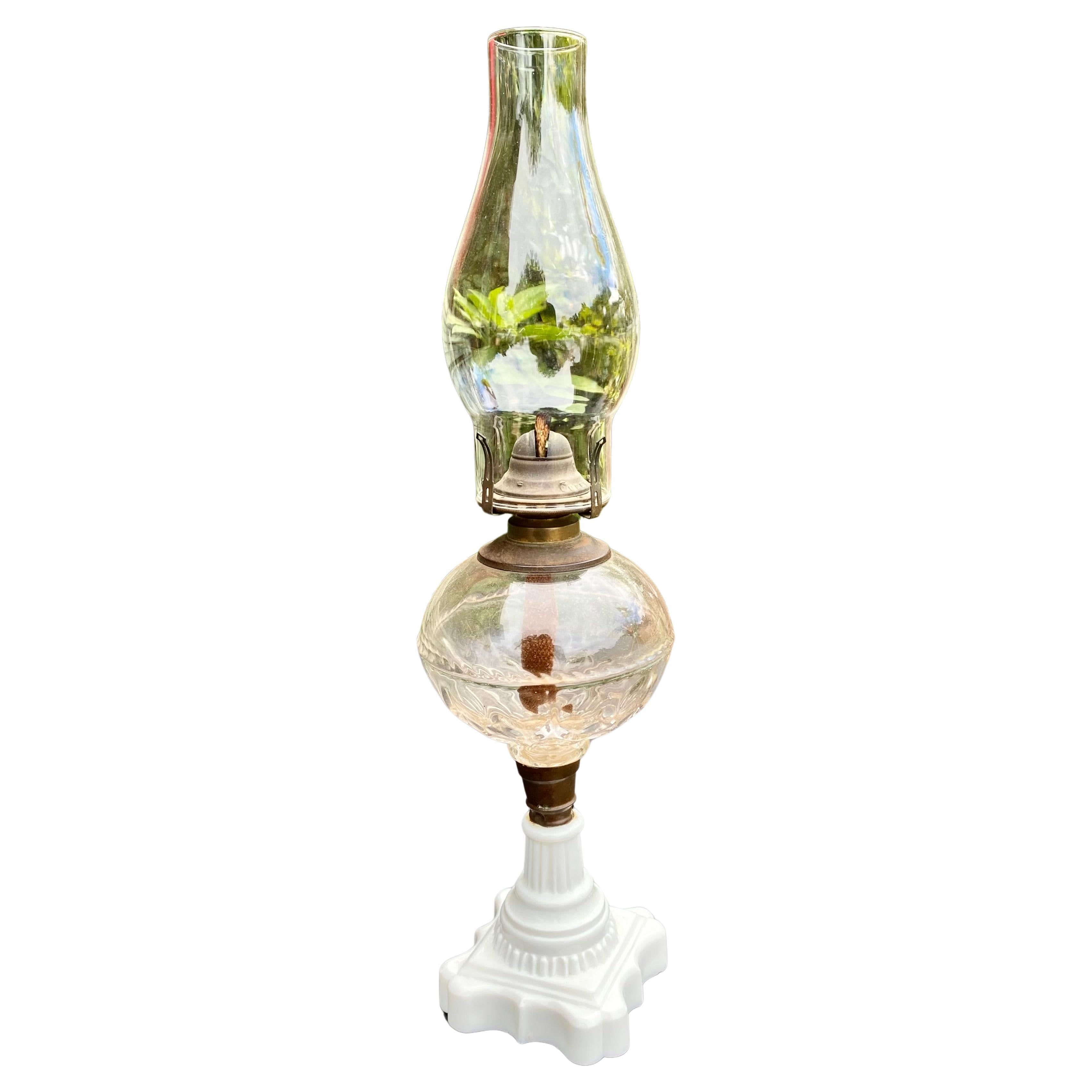 Lampe à l'huile américaine ancienne du 19ème siècle en verre dépoli  en vente