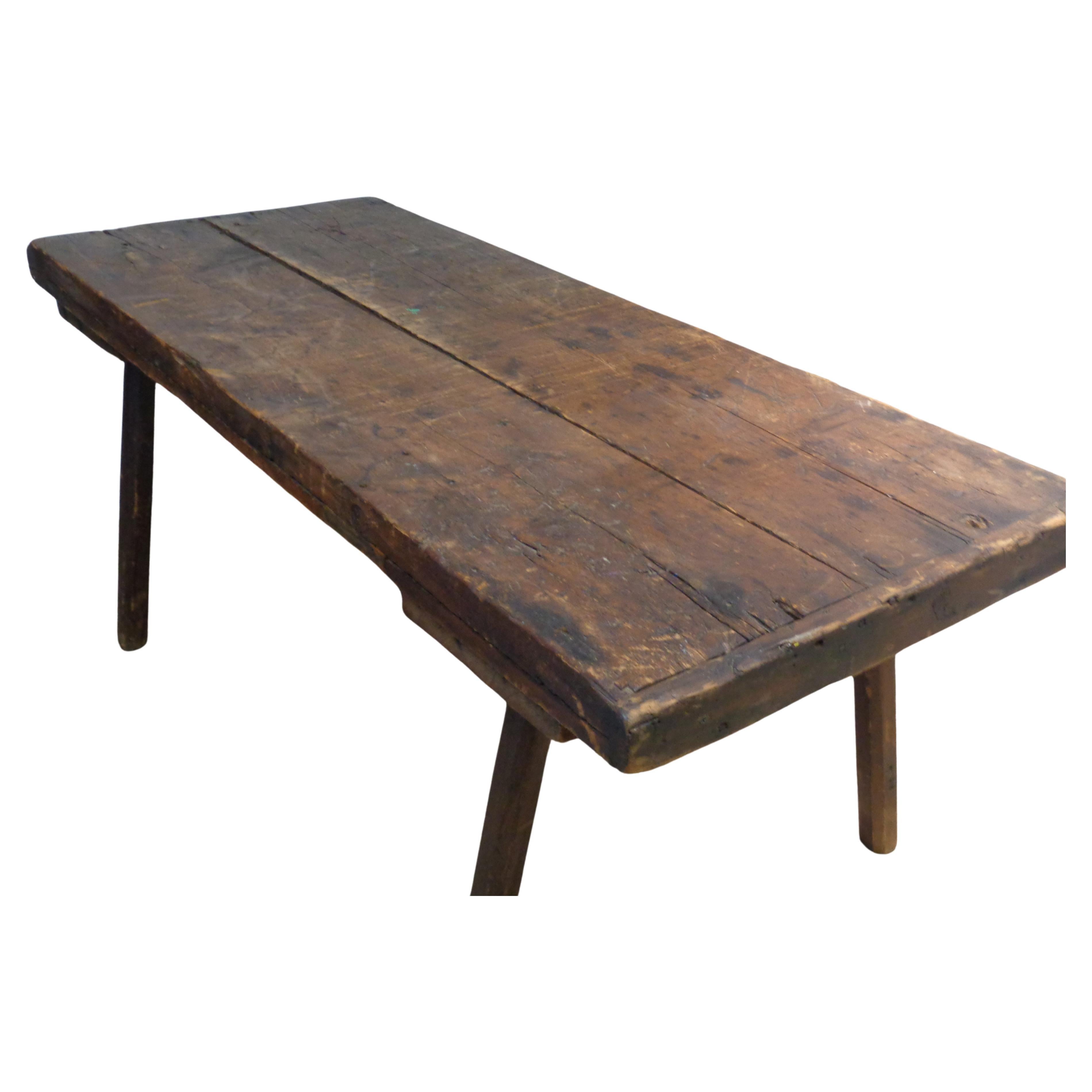Ancienne table de boucherie primitive américaine du 19ème siècle avec patine d'origine parfaitement vieillie. Le plateau en bois de deux planches de trois pouces d'épaisseur avec les extrémités de la planche à pain est magnifiquement abîmé par de