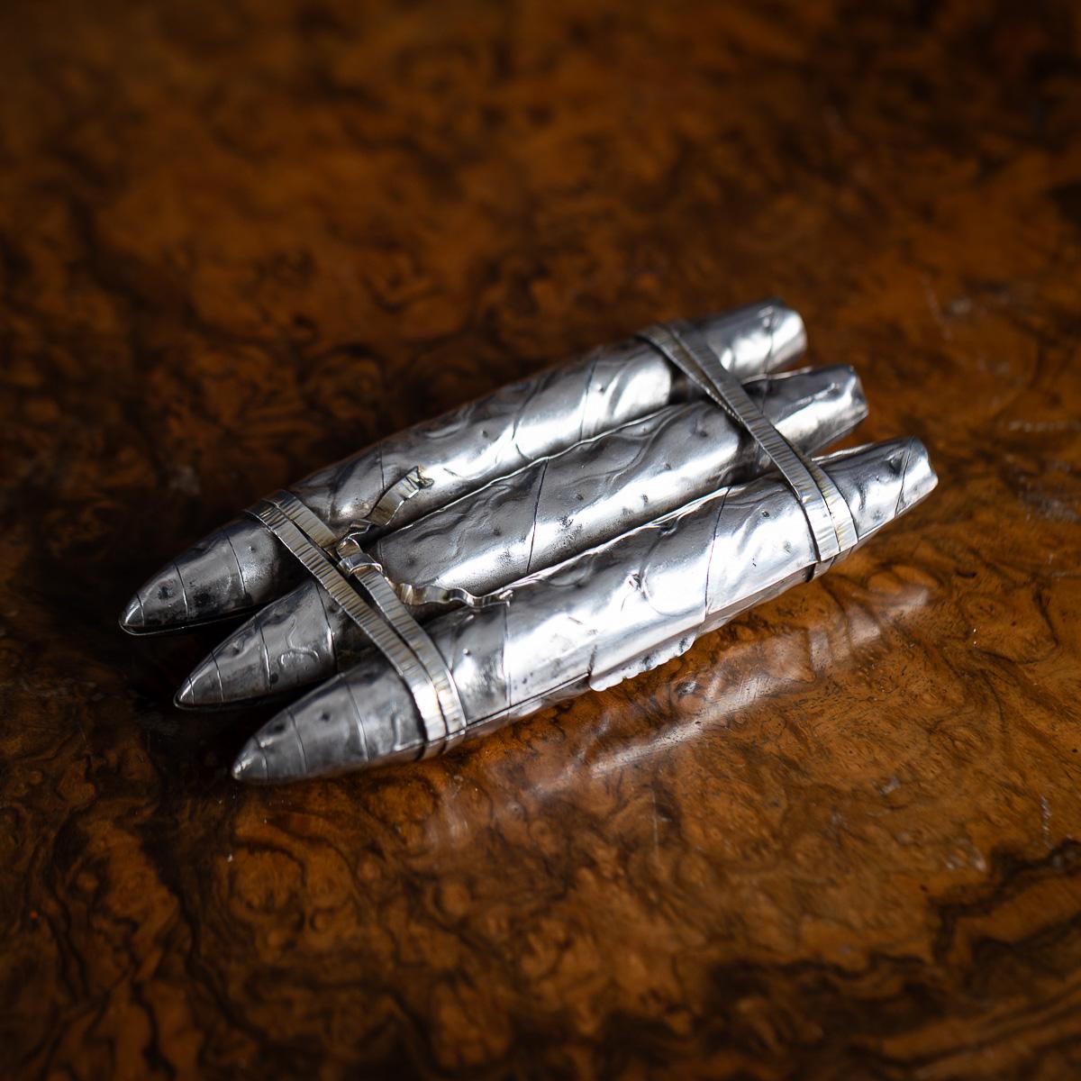 Ancienne boîte à cigares en argent massif américain du 19ème siècle. Confectionné sous la forme de trois cigares réunis en paquet. Chaque cigare est sculpté avec une texture légèrement martelée et une bande subtile suggérant une cape roulée à la