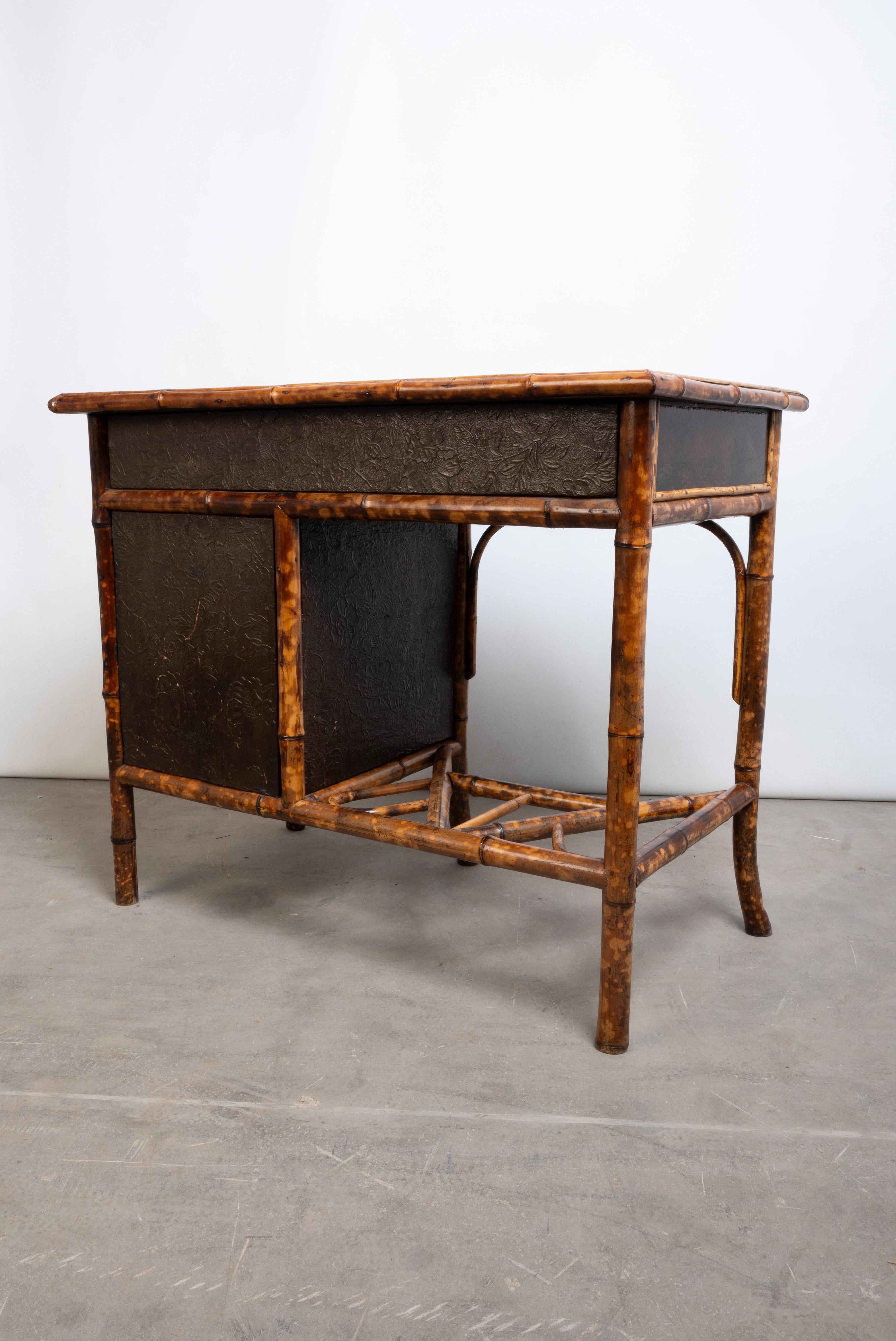 Bureau ancien en bambou laqué anglo-chinois du 19ème siècle en vente 3