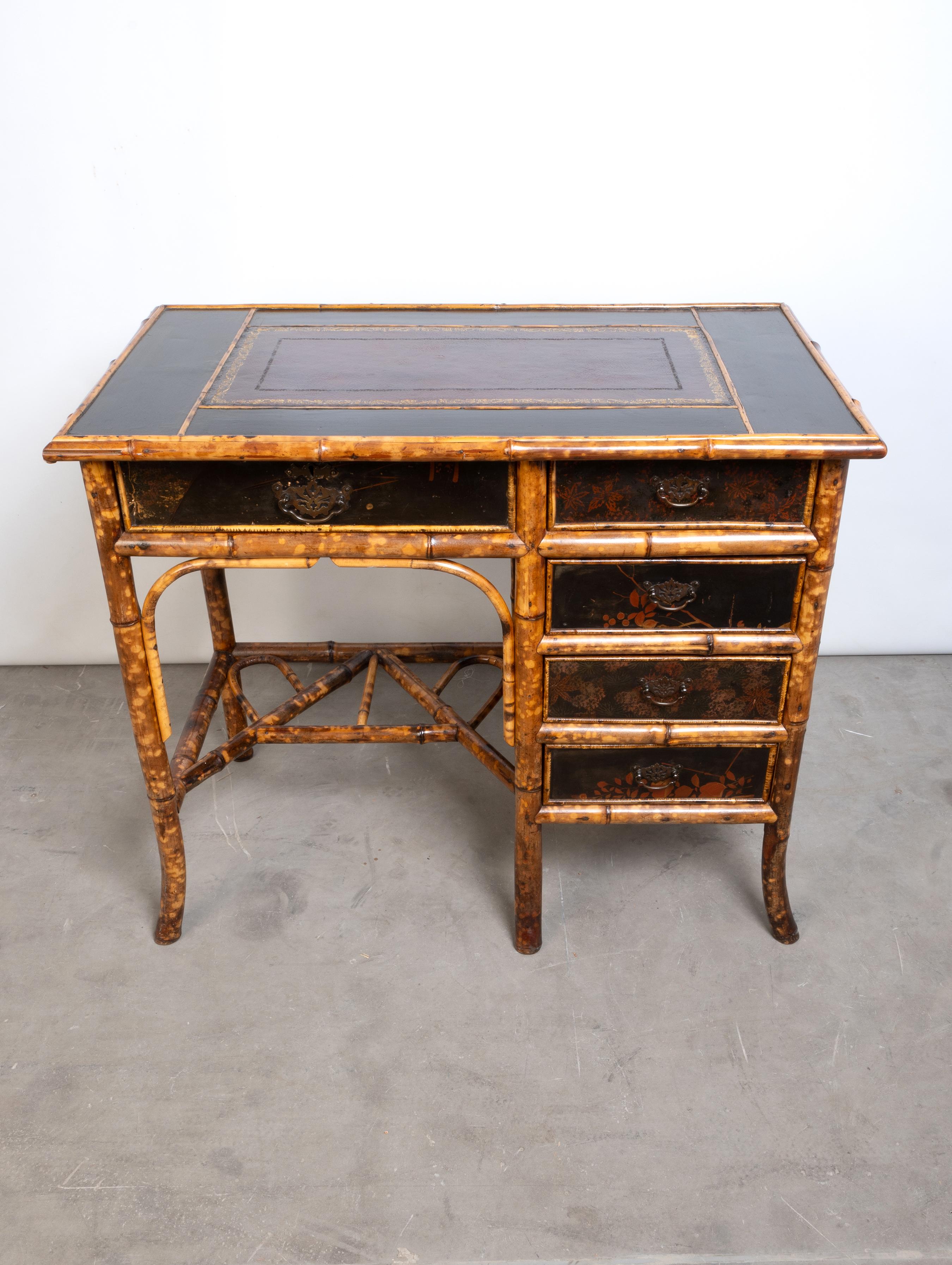 Bureau ancien en bambou laqué anglo-chinois du 19ème siècle
Mouvement esthétique, Angleterre, C.C.
Surface en cuir
Présenté en excellent état, compte tenu de son âge.