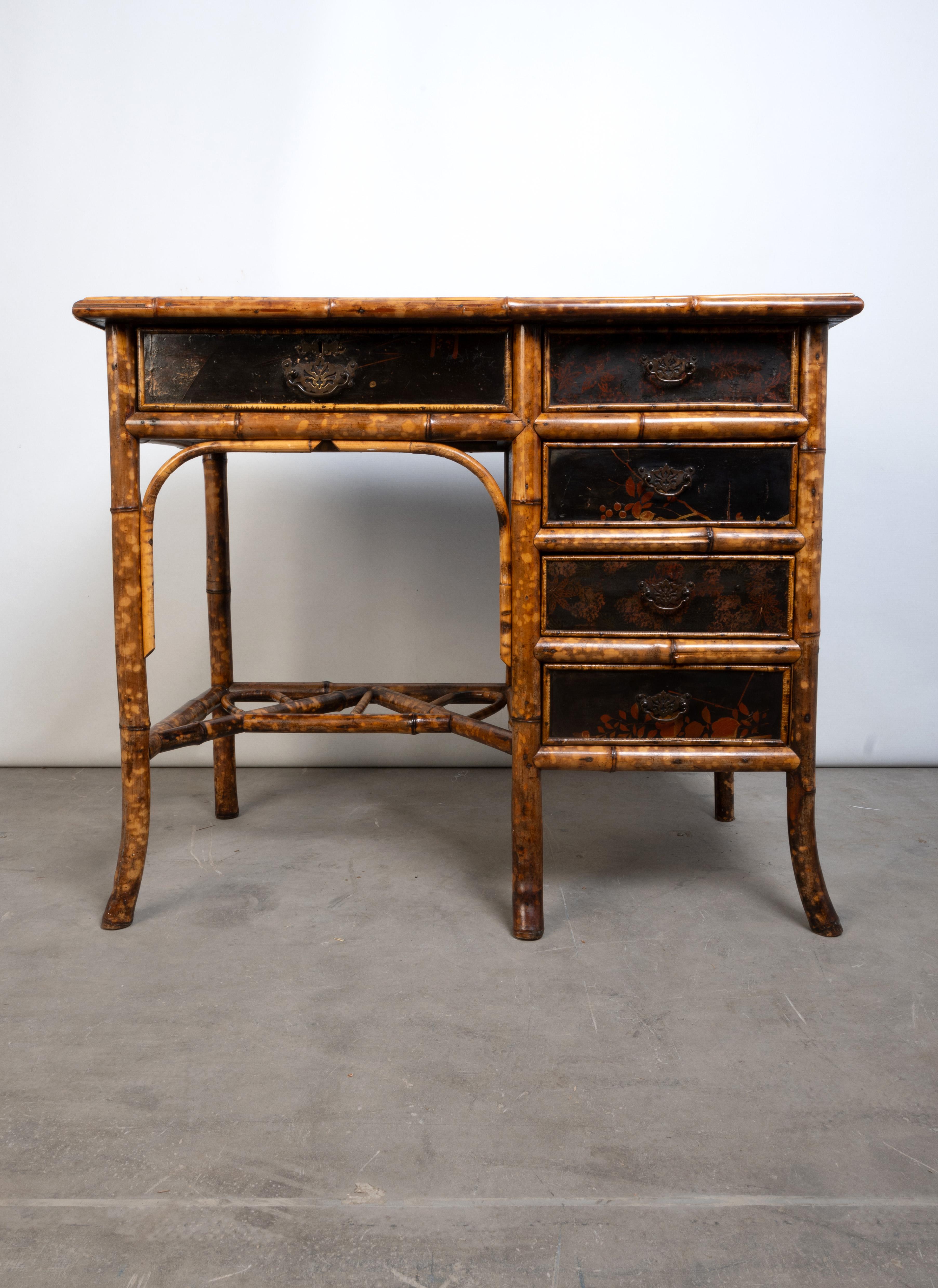 Mouvement esthétique Bureau ancien en bambou laqué anglo-chinois du 19ème siècle en vente
