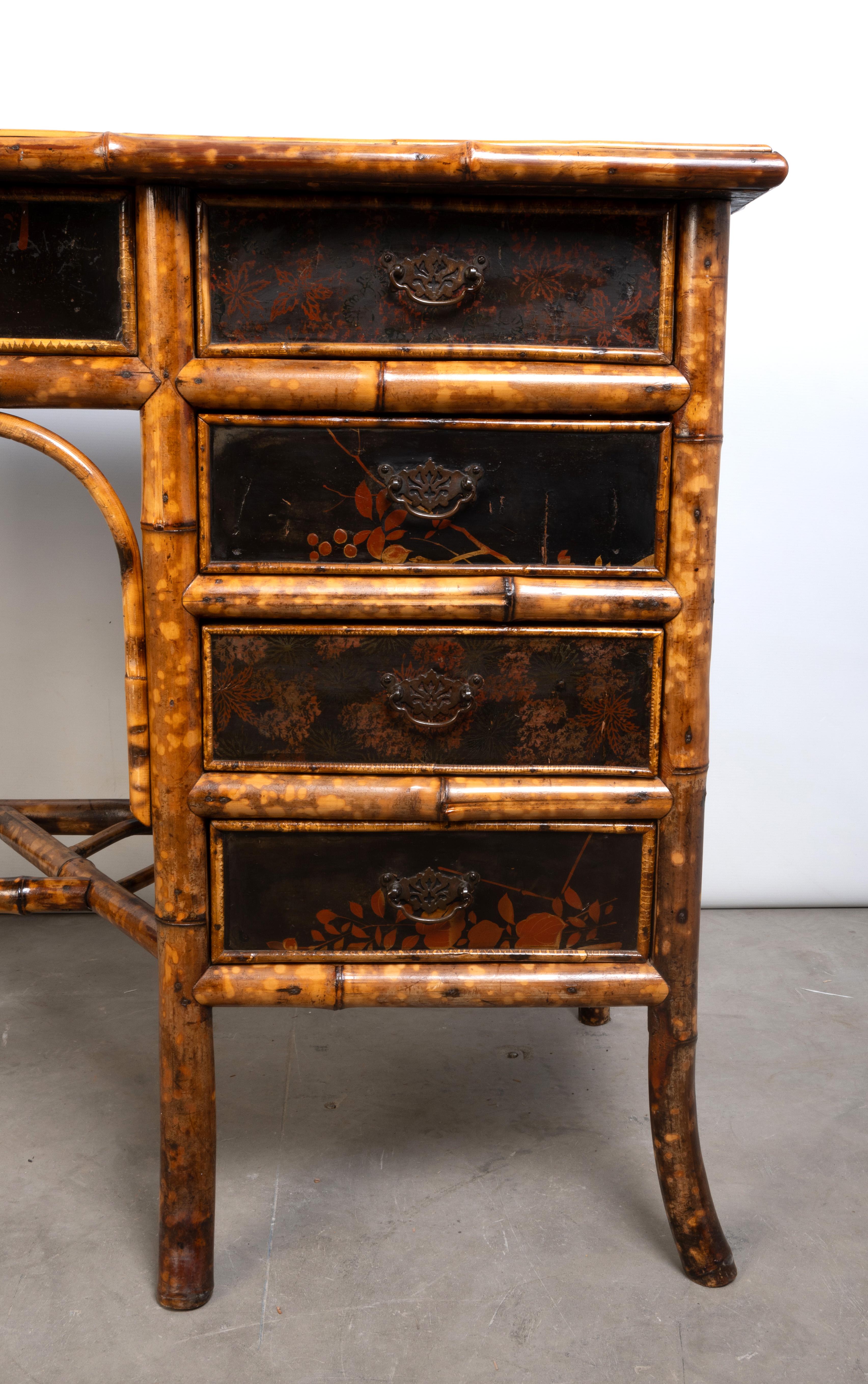 Anglais Bureau ancien en bambou laqué anglo-chinois du 19ème siècle en vente