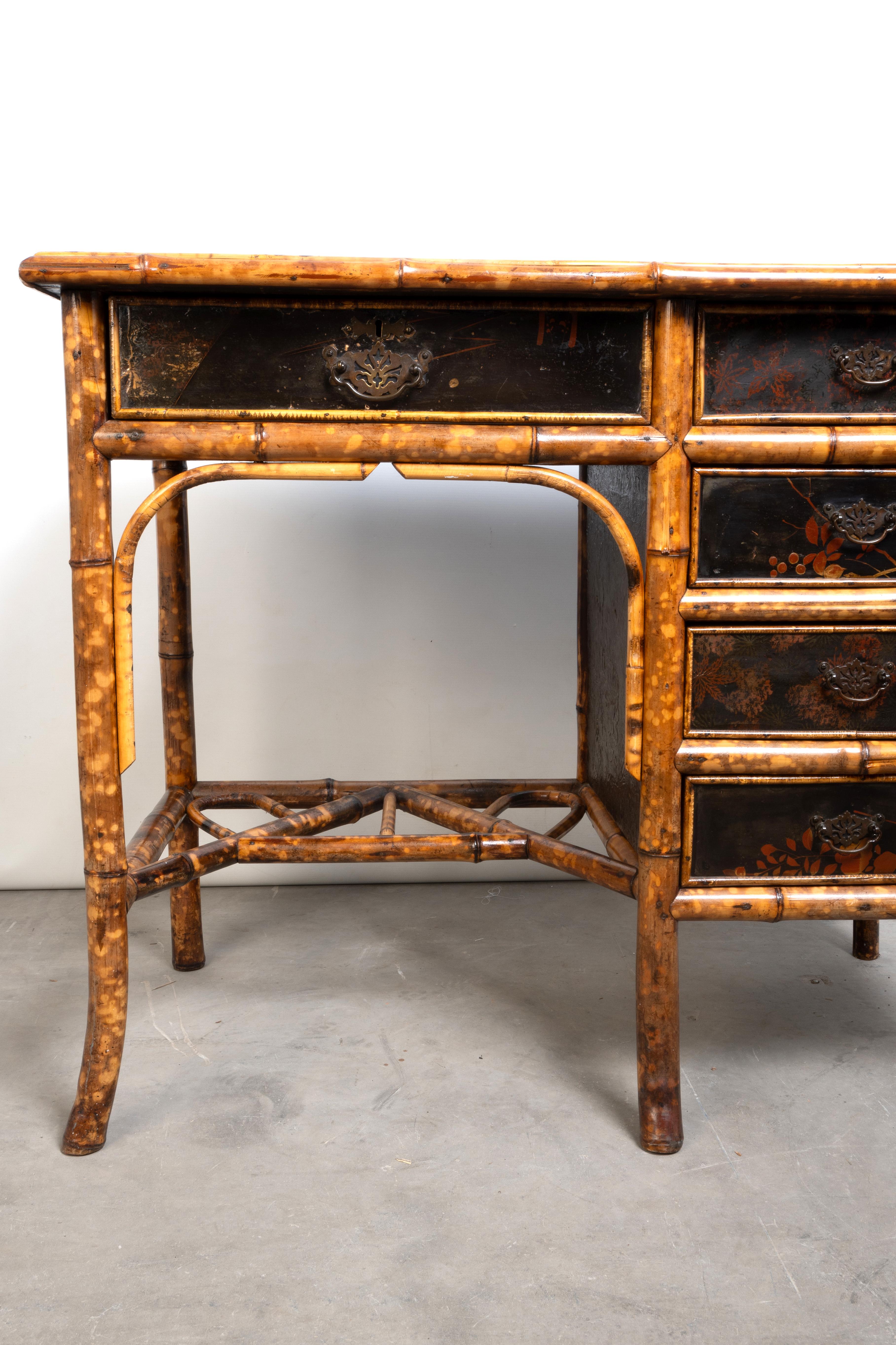 Bureau ancien en bambou laqué anglo-chinois du 19ème siècle Bon état - En vente à London, GB