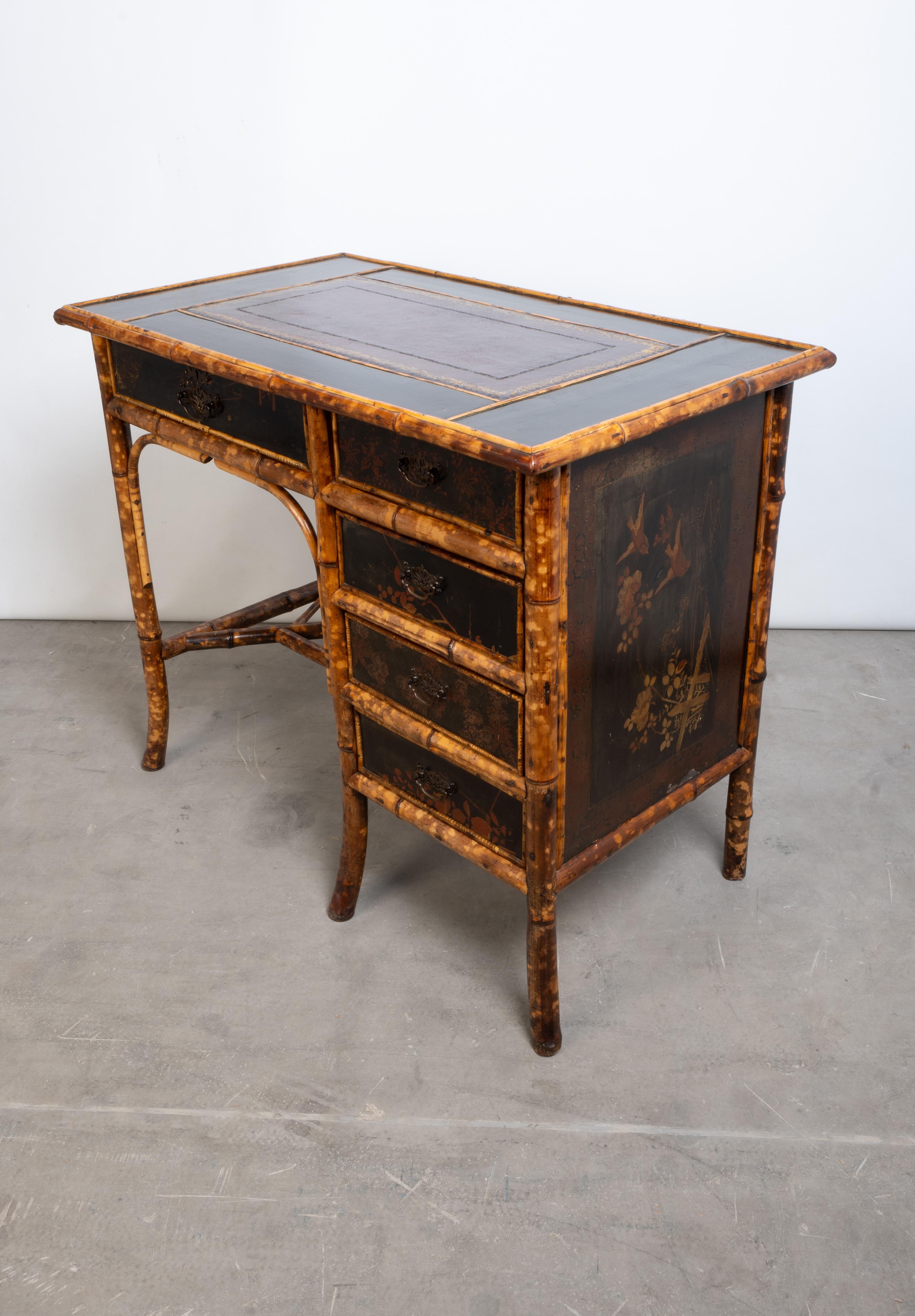 Cuir Bureau ancien en bambou laqué anglo-chinois du 19ème siècle en vente