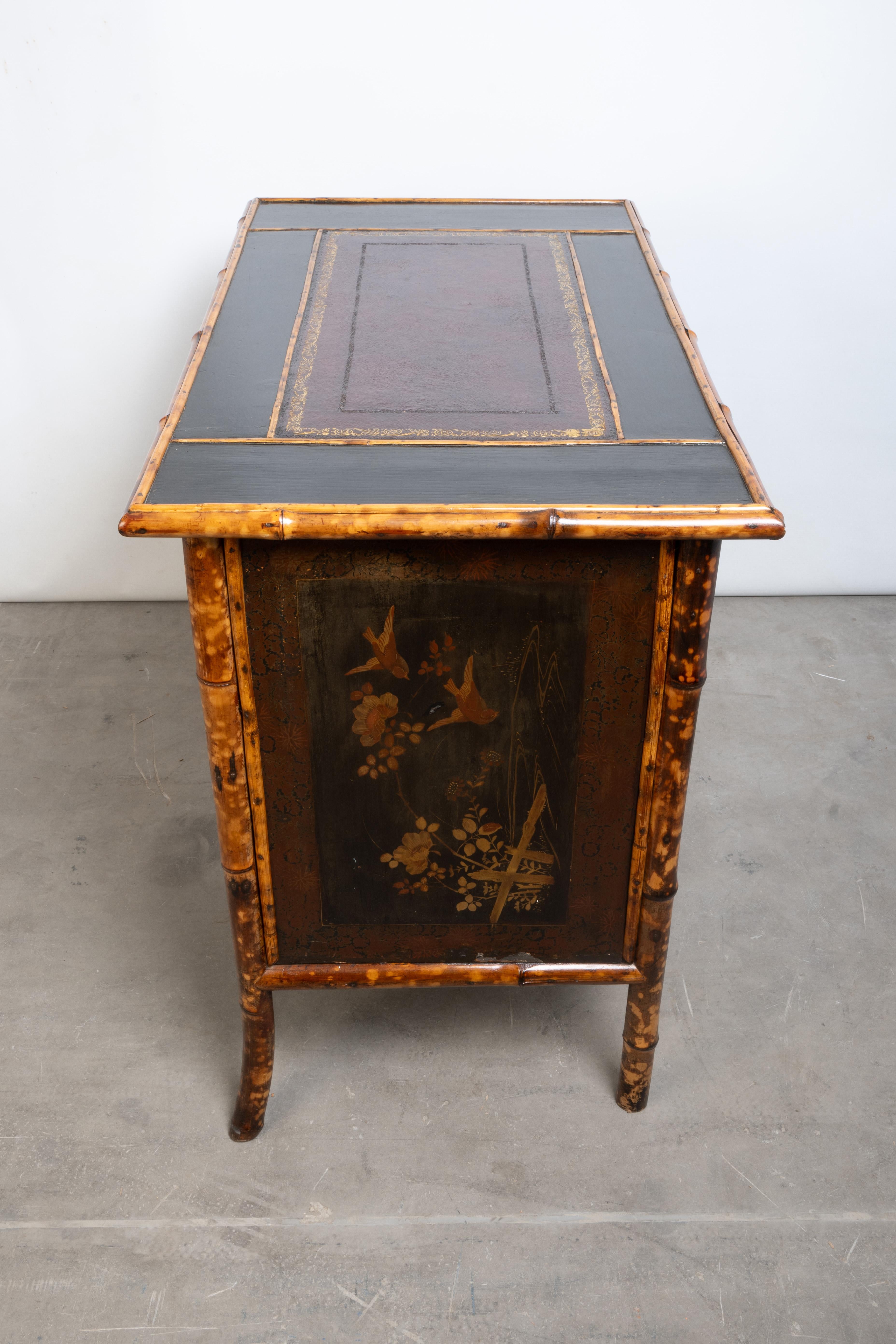 Bureau ancien en bambou laqué anglo-chinois du 19ème siècle en vente 1