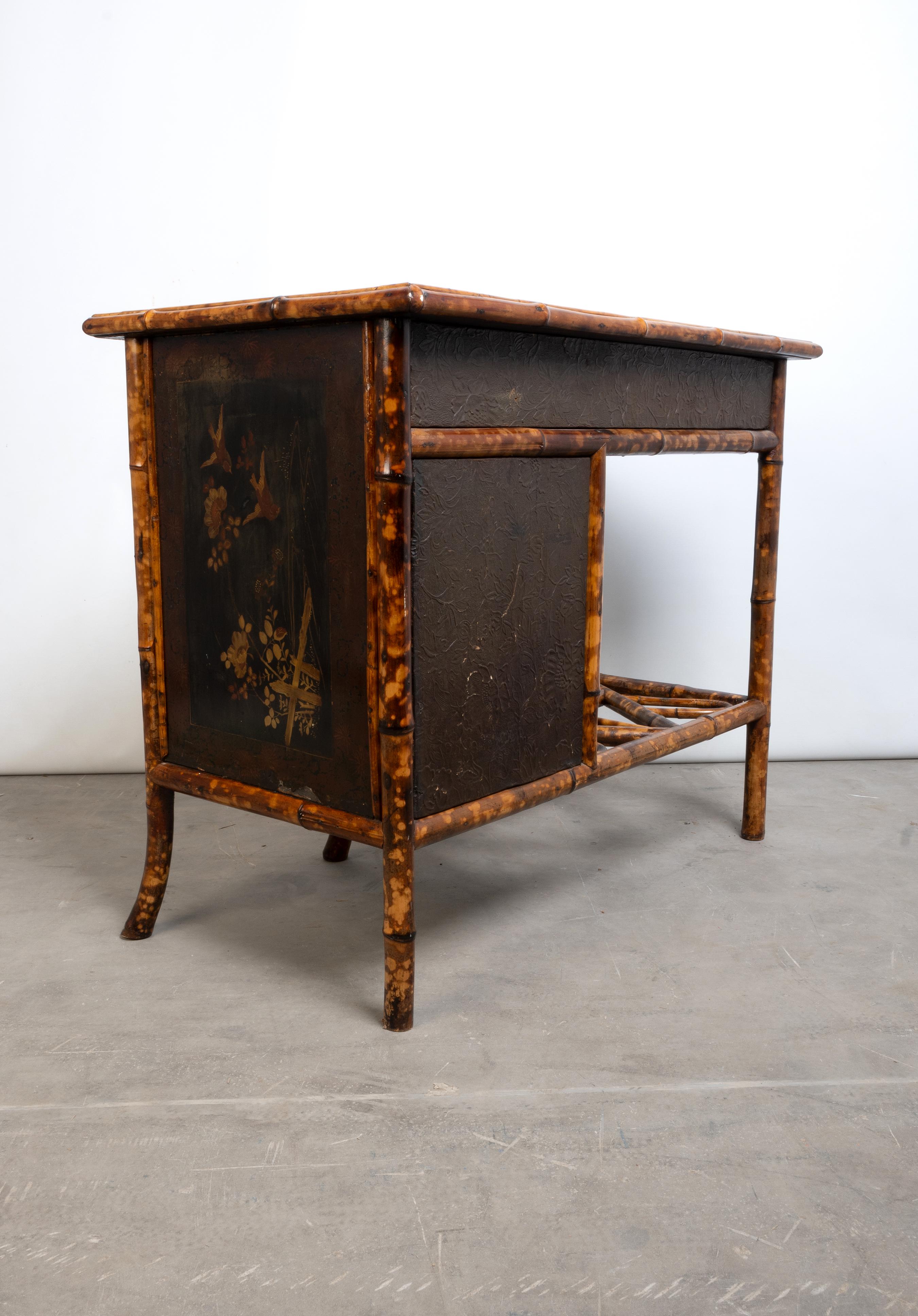 Bureau ancien en bambou laqué anglo-chinois du 19ème siècle en vente 2